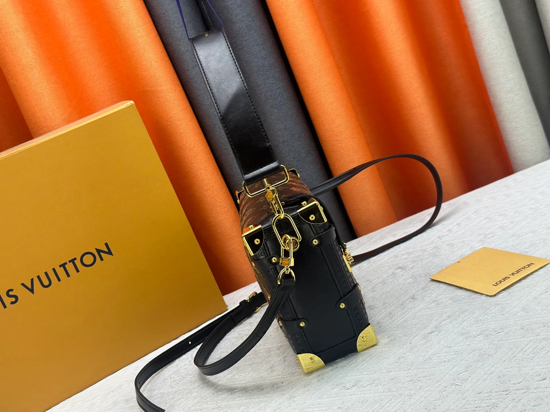 P400 46358 Gold sequins, sneak peek of the actual LV September series!! The cat series was very popular N years ago. This year, LV collaborated with Grace again, and a small part of the actual items were revealed ~ LV collaborated with stylist Grace Coddington on "Cats That Can't Wake Up". Don't miss it if you are a cat lover. Style No. 15154#S-lock. The lock and detachable chain sparkle with gold. The appropriate size makes it easy to store daily items such as lipstick. Dimensions: 23.5×16x 8.5cm (lengthxheightxwidth)
