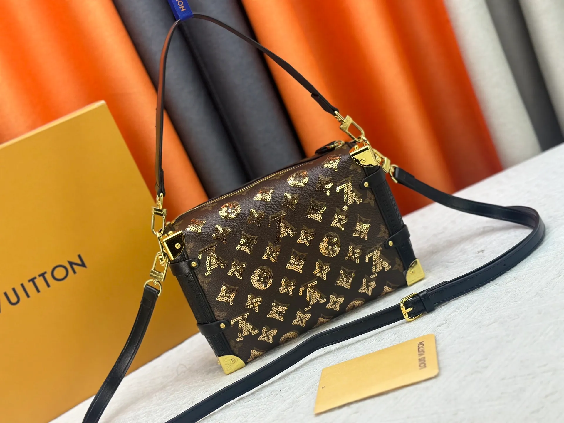 P400 46358 Gold sequins, sneak peek of the actual LV September series!! The cat series was very popular N years ago. This year, LV collaborated with Grace again, and a small part of the actual items were revealed ~ LV collaborated with stylist Grace Coddington on "Cats That Can't Wake Up". Don't miss it if you are a cat lover. Style No. 15154#S-lock. The lock and detachable chain sparkle with gold. The appropriate size makes it easy to store daily items such as lipstick. Dimensions: 23.5×16x 8.5cm (lengthxheightxwidth)