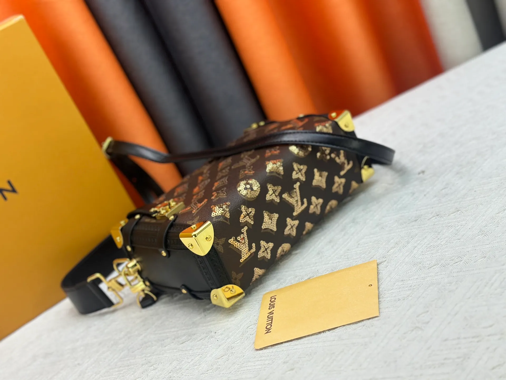 P400 46358 Gold sequins, sneak peek of the actual LV September series!! The cat series was very popular N years ago. This year, LV collaborated with Grace again, and a small part of the actual items were revealed ~ LV collaborated with stylist Grace Coddington on "Cats That Can't Wake Up". Don't miss it if you are a cat lover. Style No. 15154#S-lock. The lock and detachable chain sparkle with gold. The appropriate size makes it easy to store daily items such as lipstick. Dimensions: 23.5×16x 8.5cm (lengthxheightxwidth)