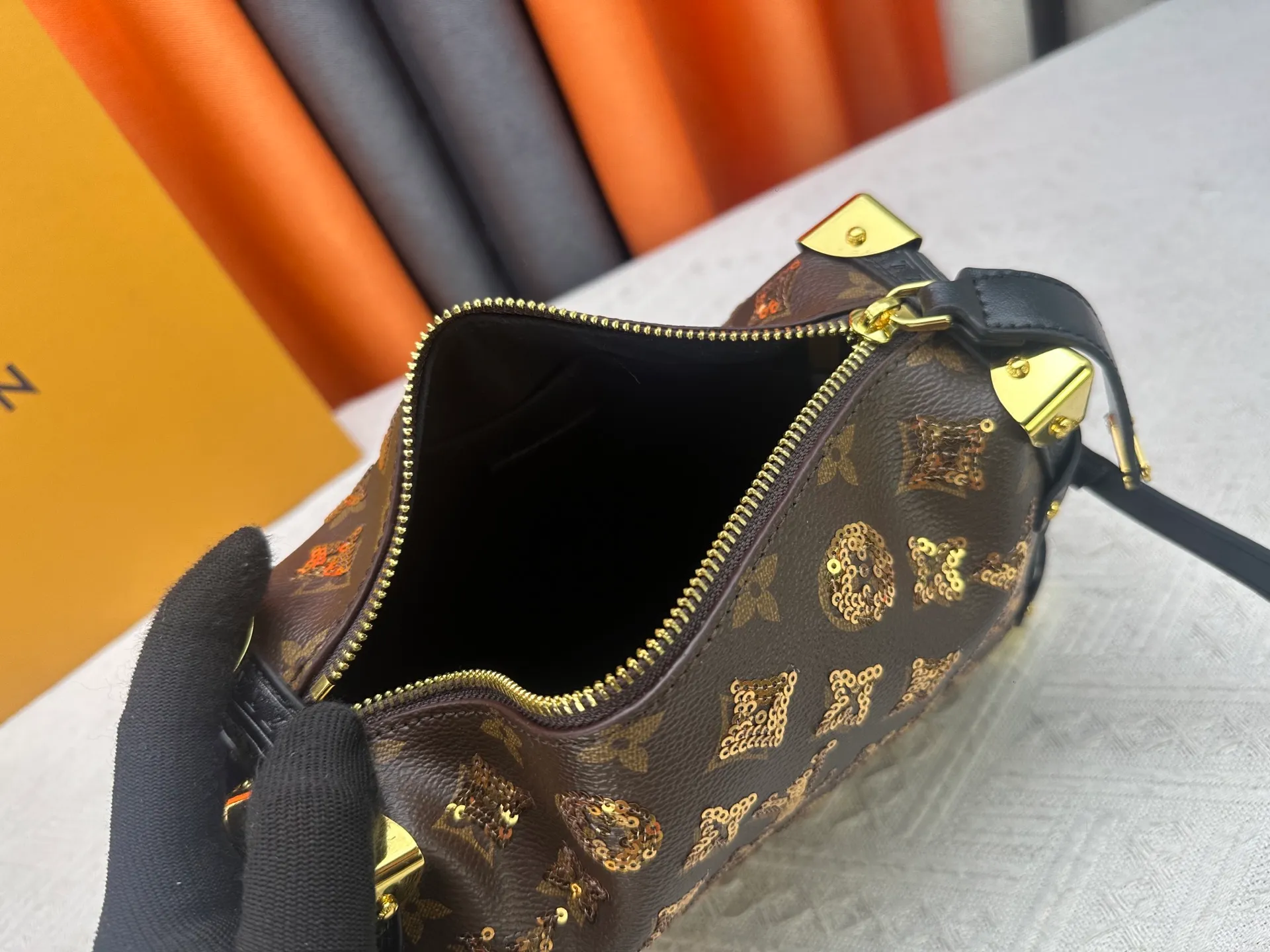 P400 46358 Gold sequins, sneak peek of the actual LV September series!! The cat series was very popular N years ago. This year, LV collaborated with Grace again, and a small part of the actual items were revealed ~ LV collaborated with stylist Grace Coddington on "Cats That Can't Wake Up". Don't miss it if you are a cat lover. Style No. 15154#S-lock. The lock and detachable chain sparkle with gold. The appropriate size makes it easy to store daily items such as lipstick. Dimensions: 23.5×16x 8.5cm (lengthxheightxwidth)