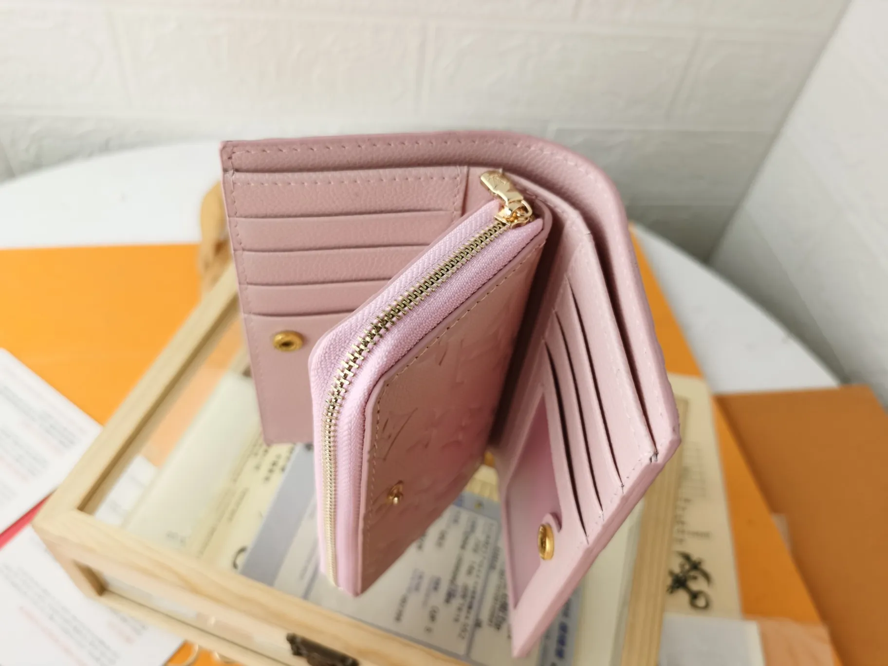 P150💰Top original version💎[Real shot with home background]M86366 Diamond Pattern Series This checkered wallet that combines a variety of styles is made of canvas and can carry credit cards, banknotes, and money with you. The eye-catching buckle is engraved with the Louis Vuitton signature, and the gorgeous gold-toned brass rivets add sophistication. Size: 13✖9cm
