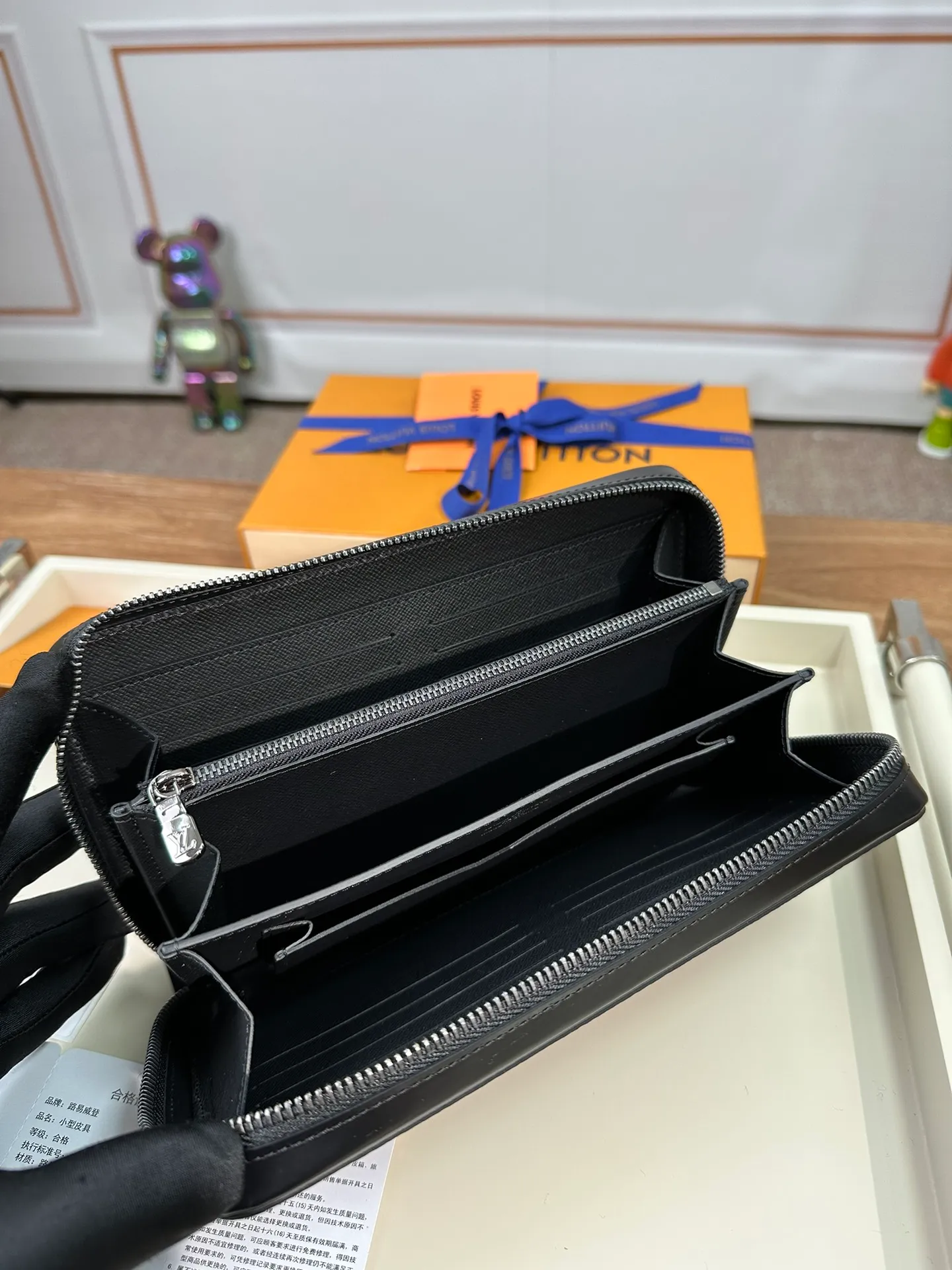 P1240 M61698 [Special genuine product] This extremely practical large wallet is comparable to a small bag in terms of capacity. Equipped with a dedicated pocket for smartphones, it can also hold keys, passports, credit cards and cash. Made of plaid canvas material and equipped with a handle, it is easy to carry and shows a mature and elegant style. 22x13.5x4cm