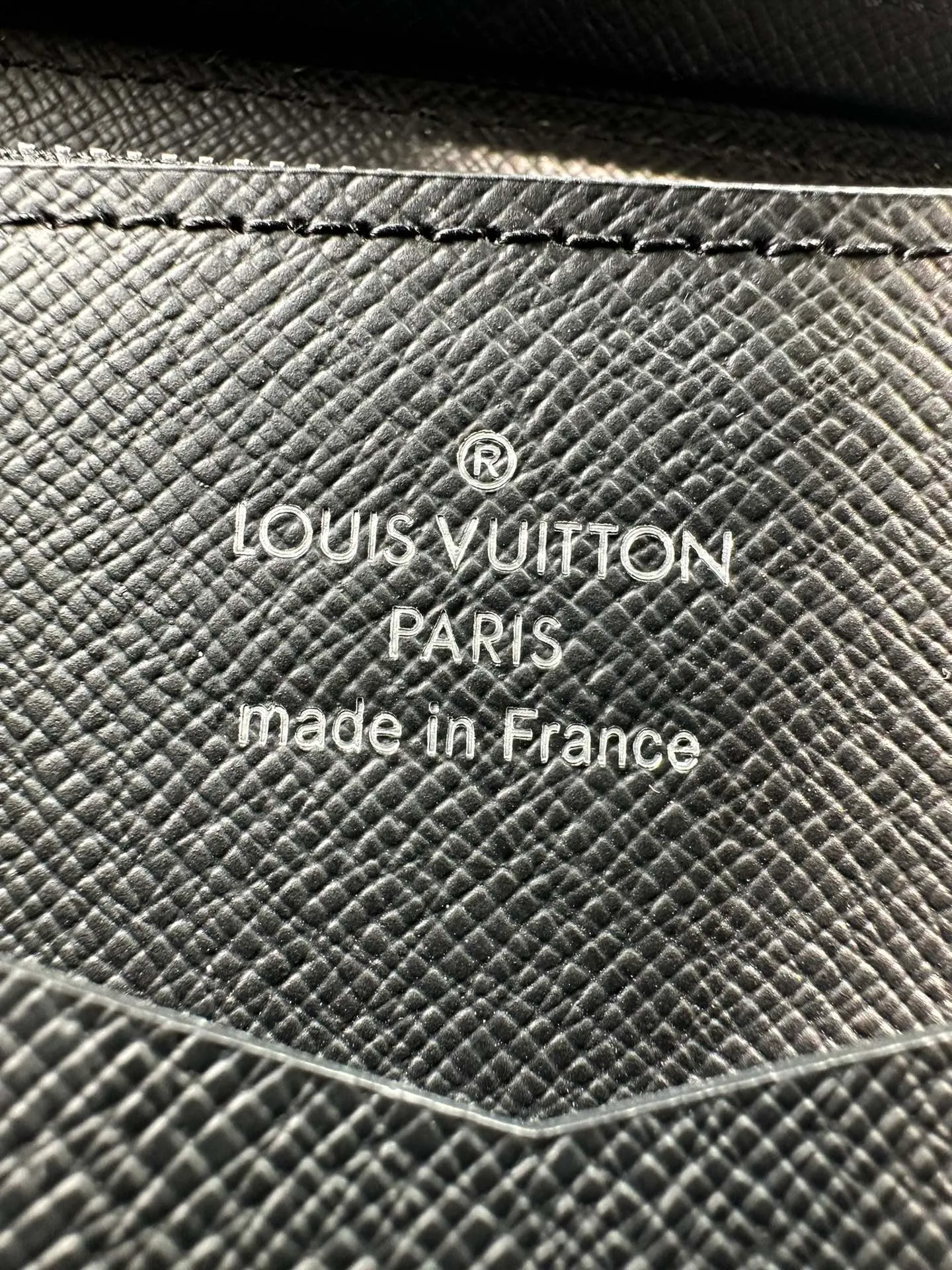 P1240 M61698 [Special genuine product] This extremely practical large wallet is comparable to a small bag in terms of capacity. Equipped with a dedicated pocket for smartphones, it can also hold keys, passports, credit cards and cash. Made of plaid canvas material and equipped with a handle, it is easy to carry and shows a mature and elegant style. 22x13.5x4cm
