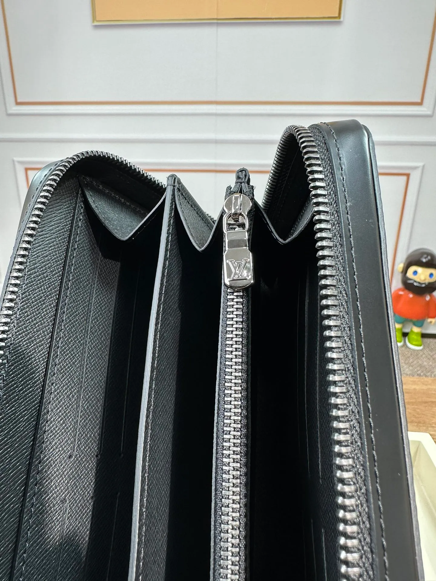 P1240 M61698 [Special genuine product] This extremely practical large wallet is comparable to a small bag in terms of capacity. Equipped with a dedicated pocket for smartphones, it can also hold keys, passports, credit cards and cash. Made of plaid canvas material and equipped with a handle, it is easy to carry and shows a mature and elegant style. 22x13.5x4cm