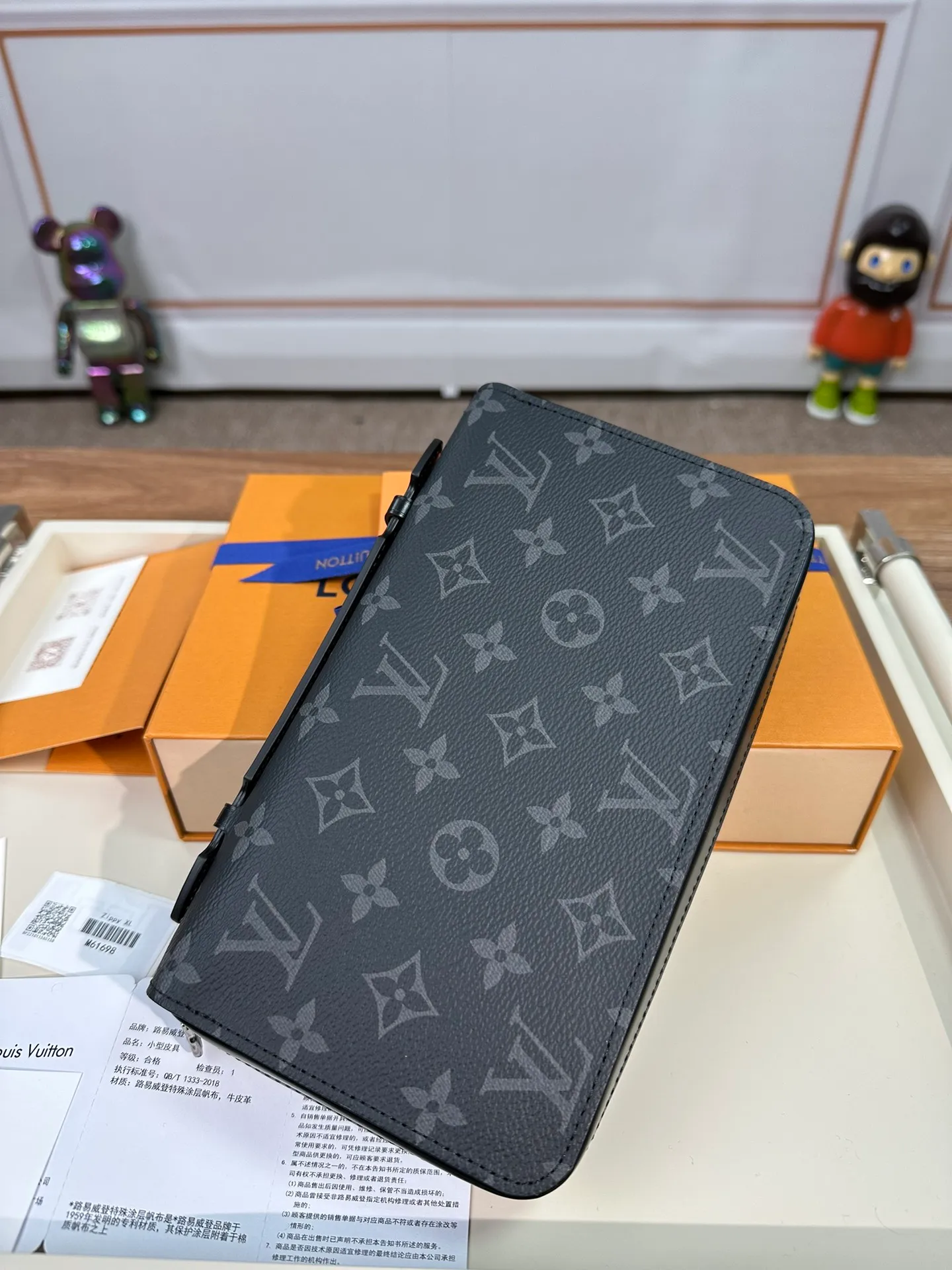 P1240 M61698 [Special genuine product] This extremely practical large wallet is comparable to a small bag in terms of capacity. Equipped with a dedicated pocket for smartphones, it can also hold keys, passports, credit cards and cash. Made of plaid canvas material and equipped with a handle, it is easy to carry and shows a mature and elegant style. 22x13.5x4cm