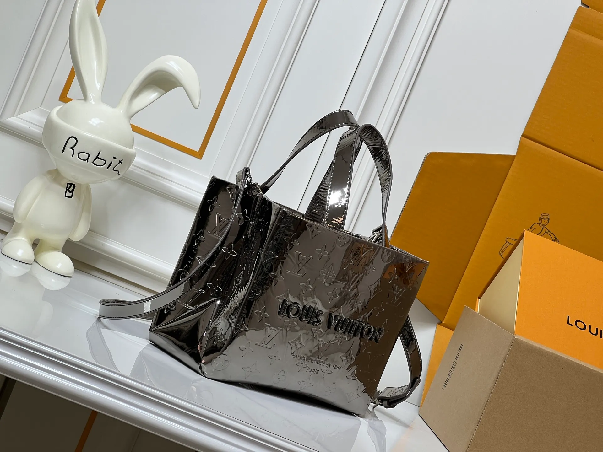 Batch 280💰M13940 Mirror Silver Rose Gold Gunmetal Brown Check Gradient Pink Gradient Blue Khaki Colored Check Black Check Presbyopia Orange Black Green Pink PHARREL and NIGO collection’s joint series top original order This Shopper medium handbag draws inspiration from Louis Vuitton shopping bags, expressing Louis Vuitton and Maison Fondée En 1854 in soft cow leather Lettering, top handle and removable shoulder strap. 25x19x11 • Cow leather • Cow leather trim • Textile lining • Metal hardware • Musketon closure • Main compartment • Zip pocket • Double patch pockets • Handles: Double handle