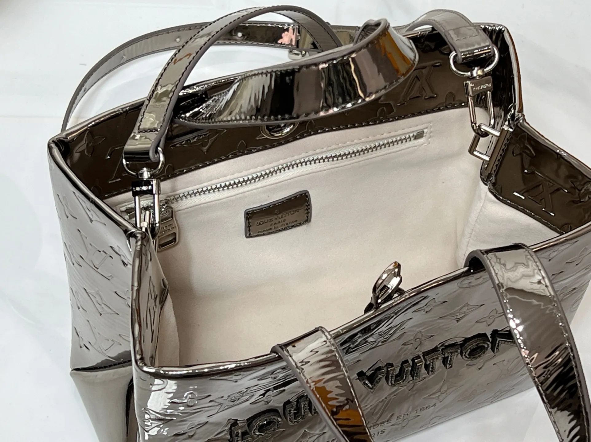 Batch 280💰M13940 Mirror Silver Rose Gold Gunmetal Brown Check Gradient Pink Gradient Blue Khaki Colored Check Black Check Presbyopia Orange Black Green Pink PHARREL and NIGO collection’s joint series top original order This Shopper medium handbag draws inspiration from Louis Vuitton shopping bags, expressing Louis Vuitton and Maison Fondée En 1854 in soft cow leather Lettering, top handle and removable shoulder strap. 25x19x11 • Cow leather • Cow leather trim • Textile lining • Metal hardware • Musketon closure • Main compartment • Zip pocket • Double patch pockets • Handles: Double handle