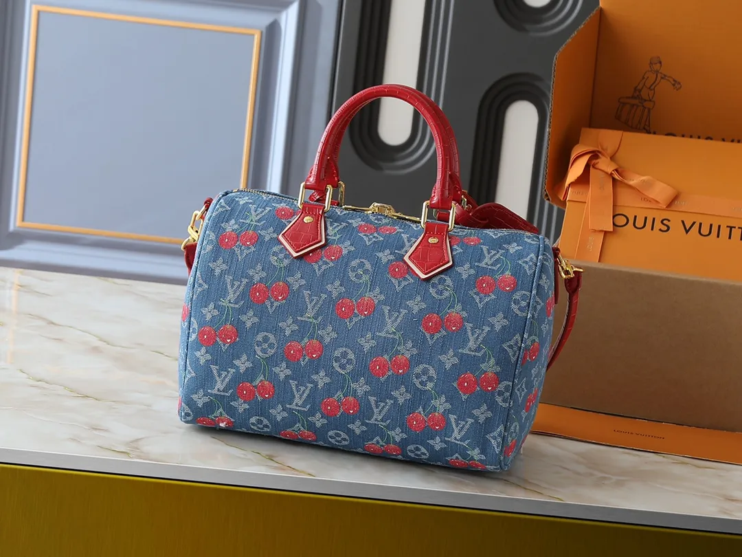 💰300💰Upgraded from the original N87627 M13344 M40391. This Speedy Soft 30 handbag relies on Louis Vuitton's exquisite bleaching process to trace the Monogram Denim pattern born in 2005 on the cotton surface, and then uses leather trim and glossy metal parts to highlight the details. The key pouch and detachable name tag pay homage to the brand's trunk-making heritage, while the detachable Toron handle makes it comfortable to carry on the shoulder. Dimensions: 30.0 x 21.0 x 17.0 cm (length x height x width)