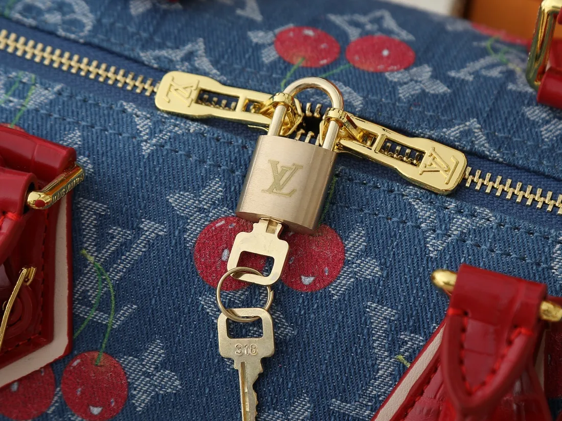 💰300💰Upgraded from the original N87627 M13344 M40391. This Speedy Soft 30 handbag relies on Louis Vuitton's exquisite bleaching process to trace the Monogram Denim pattern born in 2005 on the cotton surface, and then uses leather trim and glossy metal parts to highlight the details. The key pouch and detachable name tag pay homage to the brand's trunk-making heritage, while the detachable Toron handle makes it comfortable to carry on the shoulder. Dimensions: 30.0 x 21.0 x 17.0 cm (length x height x width)