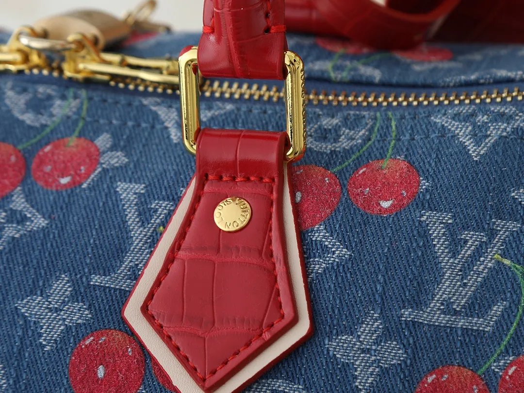 💰300💰Upgraded from the original N87627 M13344 M40391. This Speedy Soft 30 handbag relies on Louis Vuitton's exquisite bleaching process to trace the Monogram Denim pattern born in 2005 on the cotton surface, and then uses leather trim and glossy metal parts to highlight the details. The key pouch and detachable name tag pay homage to the brand's trunk-making heritage, while the detachable Toron handle makes it comfortable to carry on the shoulder. Dimensions: 30.0 x 21.0 x 17.0 cm (length x height x width)