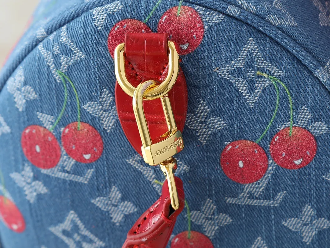 💰300💰Upgraded from the original N87627 M13344 M40391. This Speedy Soft 30 handbag relies on Louis Vuitton's exquisite bleaching process to trace the Monogram Denim pattern born in 2005 on the cotton surface, and then uses leather trim and glossy metal parts to highlight the details. The key pouch and detachable name tag pay homage to the brand's trunk-making heritage, while the detachable Toron handle makes it comfortable to carry on the shoulder. Dimensions: 30.0 x 21.0 x 17.0 cm (length x height x width)