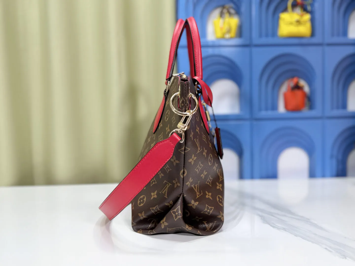 P Large 140 Small 130 Upgraded Original M44351 M44350 M44359 This FlowerBB zipper Tote handbag is made of soft Monogram canvas, equipped with smooth leather handles, shoulder straps and side seams. The shining golden metal flower padlock is the finishing touch. The versatile small bag has a soft, round shape that adds Louis Vuitton's signature femininity to casual looks. Large size 36-28-17, small size 29-23.5-13.5