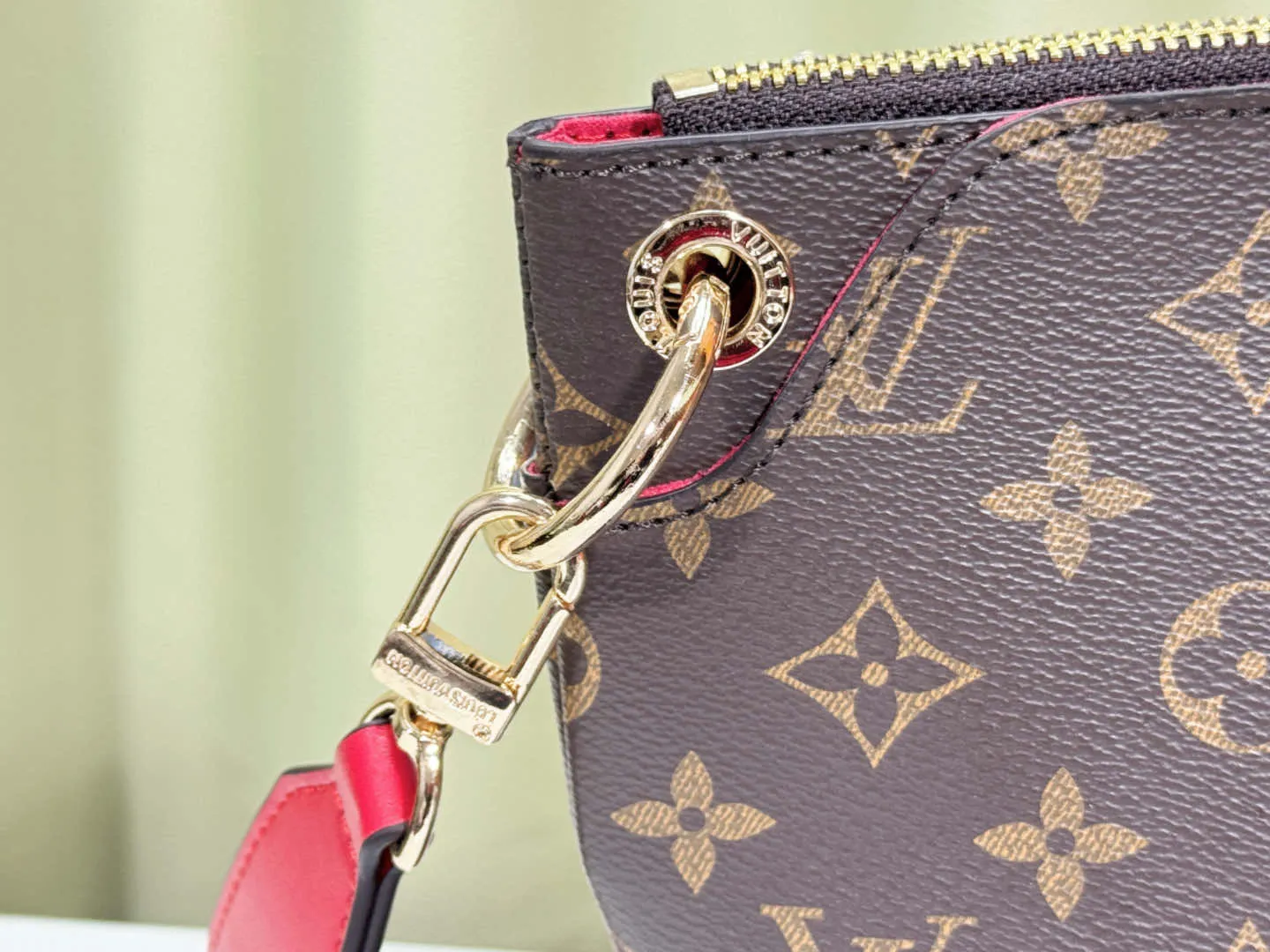 P Large 140 Small 130 Upgraded Original M44351 M44350 M44359 This FlowerBB zipper Tote handbag is made of soft Monogram canvas, equipped with smooth leather handles, shoulder straps and side seams. The shining golden metal flower padlock is the finishing touch. The versatile small bag has a soft, round shape that adds Louis Vuitton's signature femininity to casual looks. Large size 36-28-17, small size 29-23.5-13.5