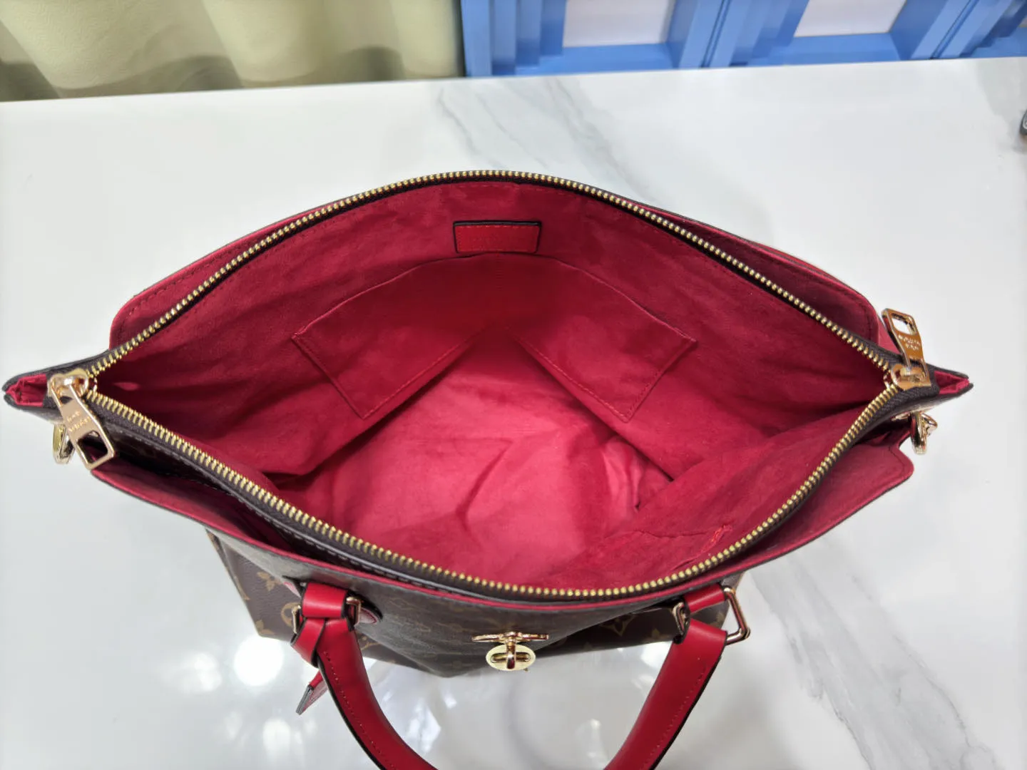 P Large 140 Small 130 Upgraded Original M44351 M44350 M44359 This FlowerBB zipper Tote handbag is made of soft Monogram canvas, equipped with smooth leather handles, shoulder straps and side seams. The shining golden metal flower padlock is the finishing touch. The versatile small bag has a soft, round shape that adds Louis Vuitton's signature femininity to casual looks. Large size 36-28-17, small size 29-23.5-13.5