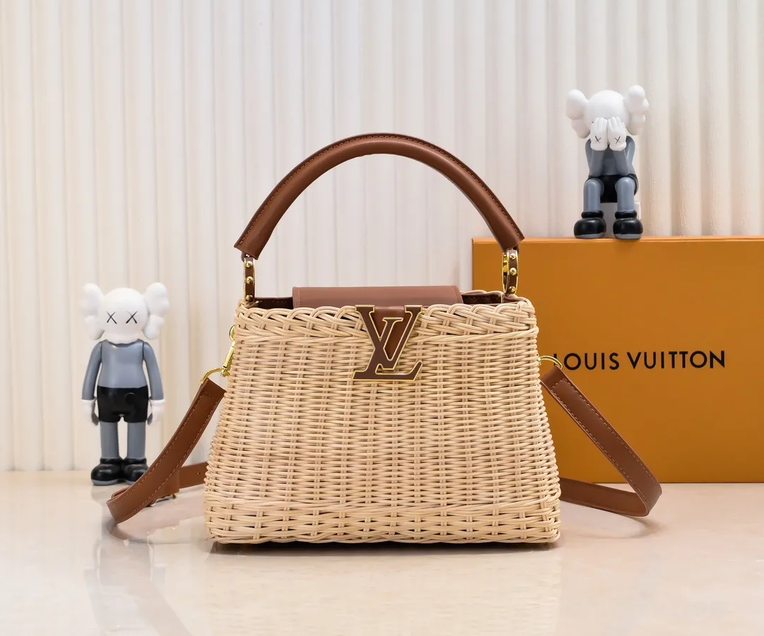 Upgraded version P680 M11617 This CapucinesBB handbag has a unique rattan woven structure, paying tribute to the Louis Vuitton picnic box design that came out in 1892. The cow leather shapes the top handle and flap, the LV letters reveal a metallic texture, and the detachable and adjustable leather shoulder strap makes it easy to carry on the shoulder. The gift box packaging provided with this product may be reasonably adjusted depending on the stock situation, and may be different from the packaging style displayed on this product page. Please refer to the actual gift box packaging style received for details. Size:27×17.3×9cm