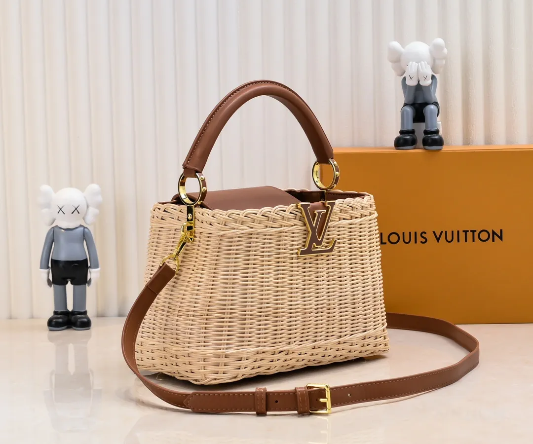 Upgraded version P680 M11617 This CapucinesBB handbag has a unique rattan woven structure, paying tribute to the Louis Vuitton picnic box design that came out in 1892. The cow leather shapes the top handle and flap, the LV letters reveal a metallic texture, and the detachable and adjustable leather shoulder strap makes it easy to carry on the shoulder. The gift box packaging provided with this product may be reasonably adjusted depending on the stock situation, and may be different from the packaging style displayed on this product page. Please refer to the actual gift box packaging style received for details. Size:27×17.3×9cm