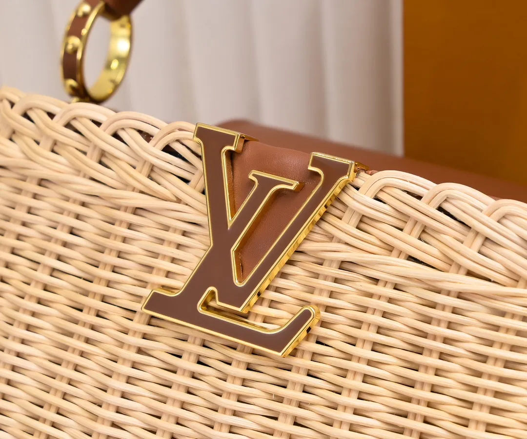 Upgraded version P680 M11617 This CapucinesBB handbag has a unique rattan woven structure, paying tribute to the Louis Vuitton picnic box design that came out in 1892. The cow leather shapes the top handle and flap, the LV letters reveal a metallic texture, and the detachable and adjustable leather shoulder strap makes it easy to carry on the shoulder. The gift box packaging provided with this product may be reasonably adjusted depending on the stock situation, and may be different from the packaging style displayed on this product page. Please refer to the actual gift box packaging style received for details. Size:27×17.3×9cm