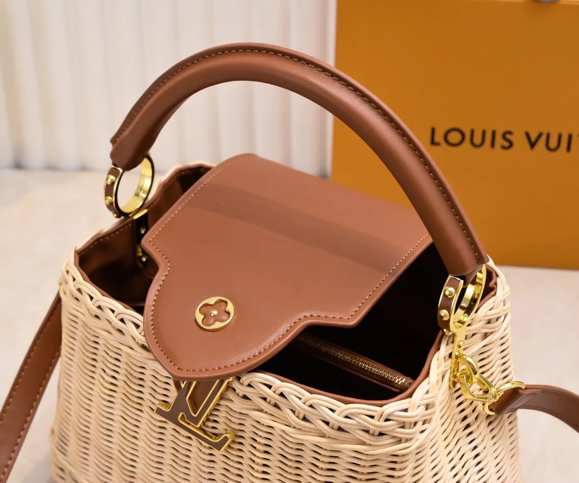 Upgraded version P680 M11617 This CapucinesBB handbag has a unique rattan woven structure, paying tribute to the Louis Vuitton picnic box design that came out in 1892. The cow leather shapes the top handle and flap, the LV letters reveal a metallic texture, and the detachable and adjustable leather shoulder strap makes it easy to carry on the shoulder. The gift box packaging provided with this product may be reasonably adjusted depending on the stock situation, and may be different from the packaging style displayed on this product page. Please refer to the actual gift box packaging style received for details. Size:27×17.3×9cm