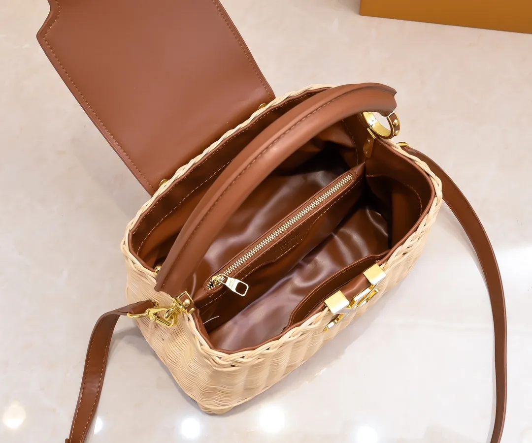 Upgraded version P680 M11617 This CapucinesBB handbag has a unique rattan woven structure, paying tribute to the Louis Vuitton picnic box design that came out in 1892. The cow leather shapes the top handle and flap, the LV letters reveal a metallic texture, and the detachable and adjustable leather shoulder strap makes it easy to carry on the shoulder. The gift box packaging provided with this product may be reasonably adjusted depending on the stock situation, and may be different from the packaging style displayed on this product page. Please refer to the actual gift box packaging style received for details. Size:27×17.3×9cm