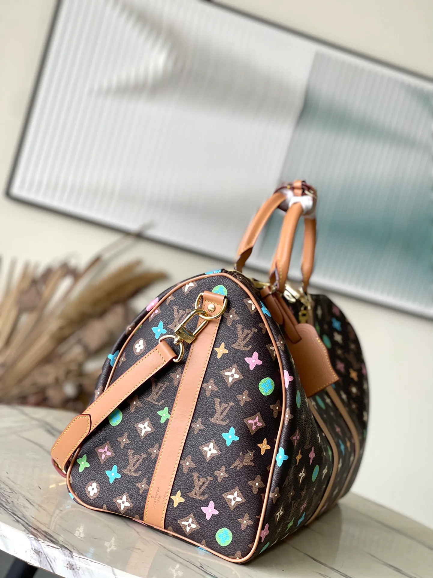 💰1180 Top original order M24901 KEEPALL BANDOULIERE This Keepall Bandouliere50 travel bag is made of colorful Monogram Craggy canvas, showing Tyler's hand-painted Monogram pattern, daisies and hard dog elements. Fine cow leather wraps the top handles, side straps, detachable shoulder strap and detachable wave-effect nameplate. Dimensions: 50 × 29 × 26 cm