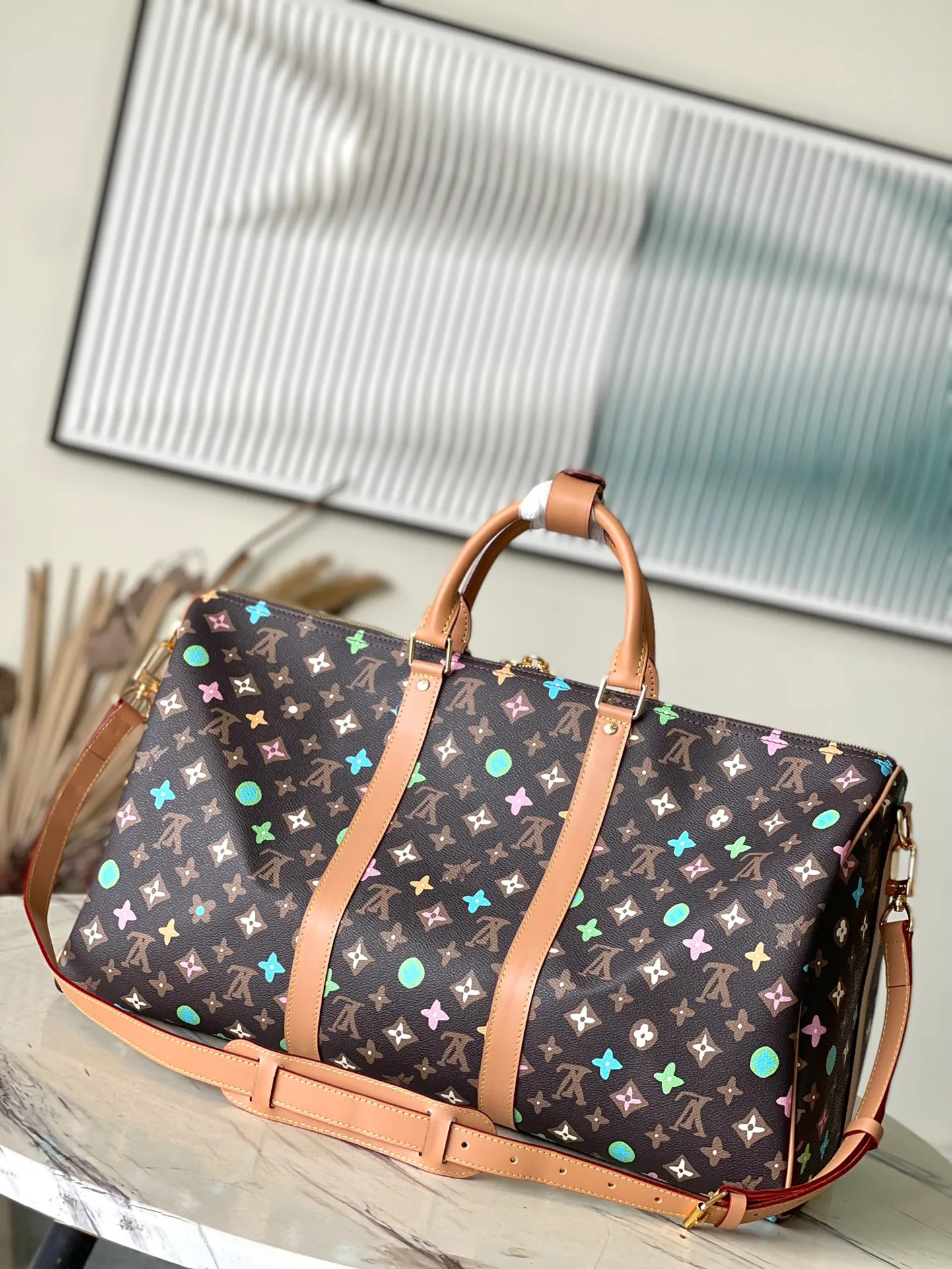 💰1180 Top original order M24901 KEEPALL BANDOULIERE This Keepall Bandouliere50 travel bag is made of colorful Monogram Craggy canvas, showing Tyler's hand-painted Monogram pattern, daisies and hard dog elements. Fine cow leather wraps the top handles, side straps, detachable shoulder strap and detachable wave-effect nameplate. Dimensions: 50 × 29 × 26 cm