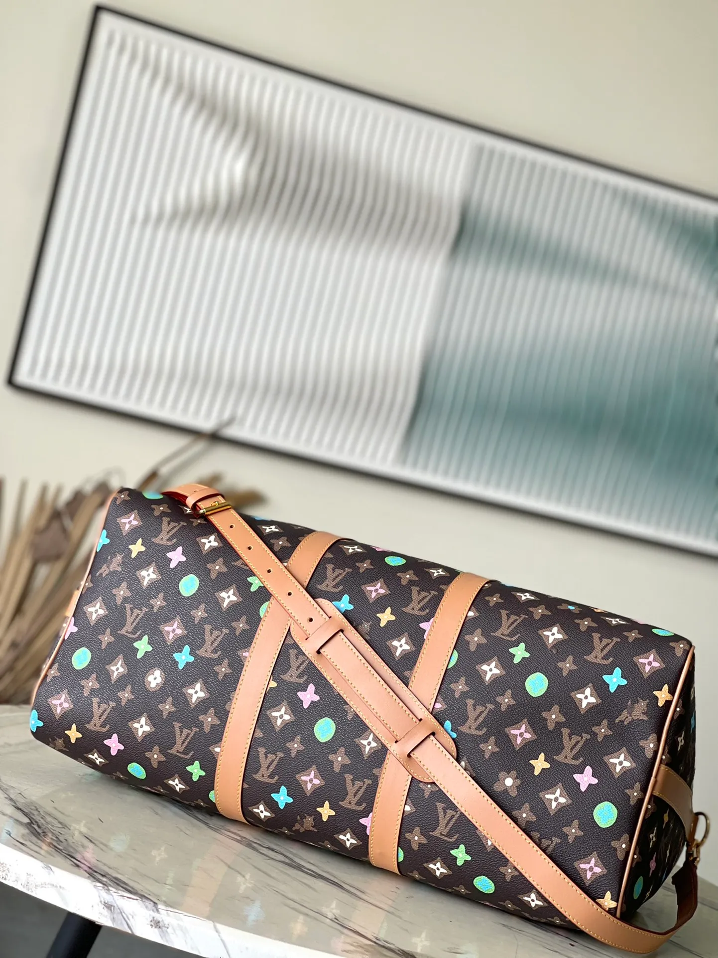 💰1180 Top original order M24901 KEEPALL BANDOULIERE This Keepall Bandouliere50 travel bag is made of colorful Monogram Craggy canvas, showing Tyler's hand-painted Monogram pattern, daisies and hard dog elements. Fine cow leather wraps the top handles, side straps, detachable shoulder strap and detachable wave-effect nameplate. Dimensions: 50 × 29 × 26 cm