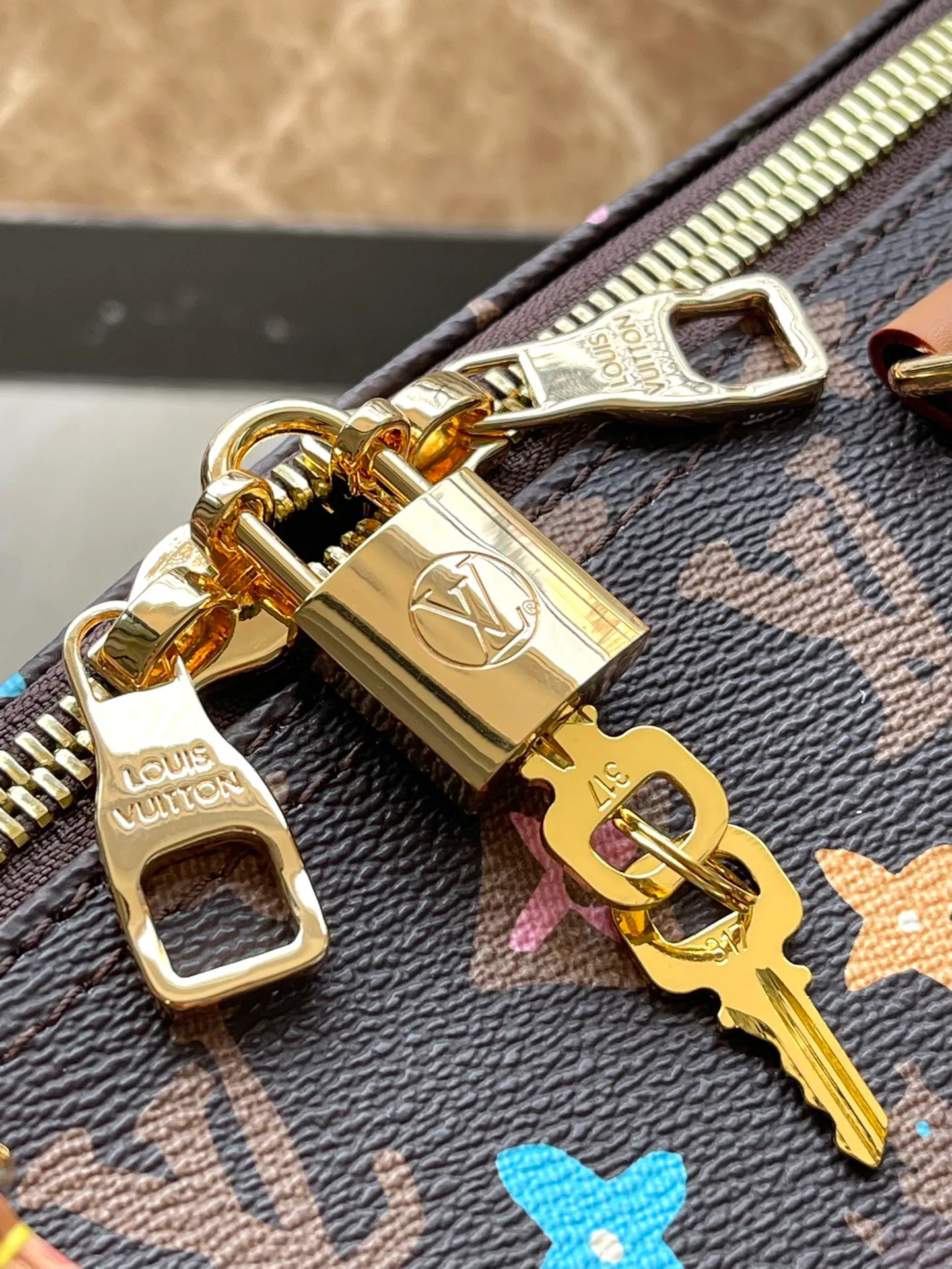 💰1180 Top original order M24901 KEEPALL BANDOULIERE This Keepall Bandouliere50 travel bag is made of colorful Monogram Craggy canvas, showing Tyler's hand-painted Monogram pattern, daisies and hard dog elements. Fine cow leather wraps the top handles, side straps, detachable shoulder strap and detachable wave-effect nameplate. Dimensions: 50 × 29 × 26 cm
