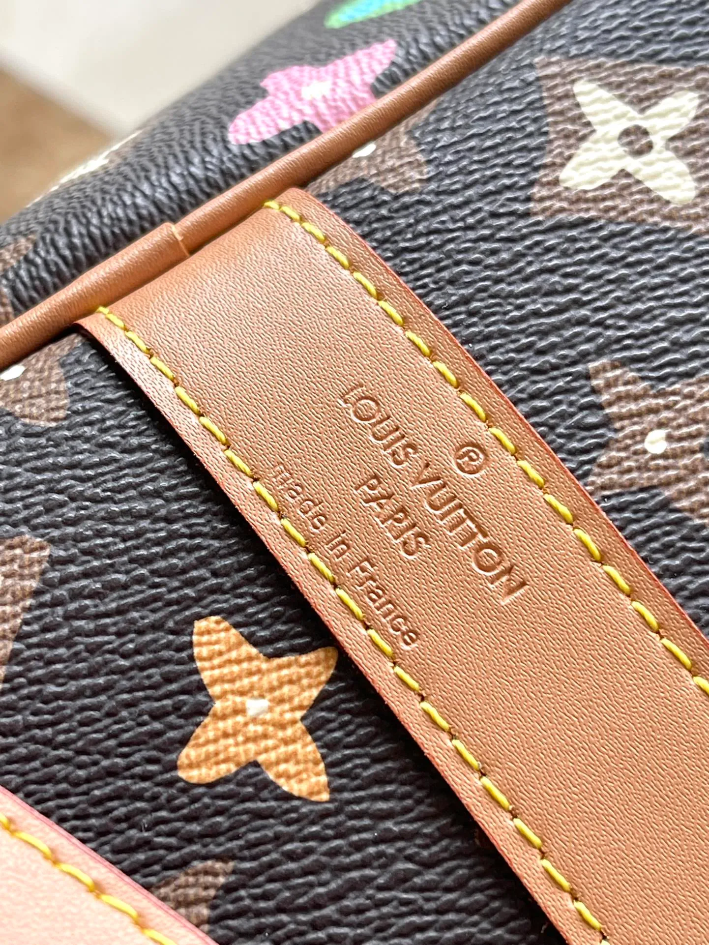 💰1180 Top original order M24901 KEEPALL BANDOULIERE This Keepall Bandouliere50 travel bag is made of colorful Monogram Craggy canvas, showing Tyler's hand-painted Monogram pattern, daisies and hard dog elements. Fine cow leather wraps the top handles, side straps, detachable shoulder strap and detachable wave-effect nameplate. Dimensions: 50 × 29 × 26 cm