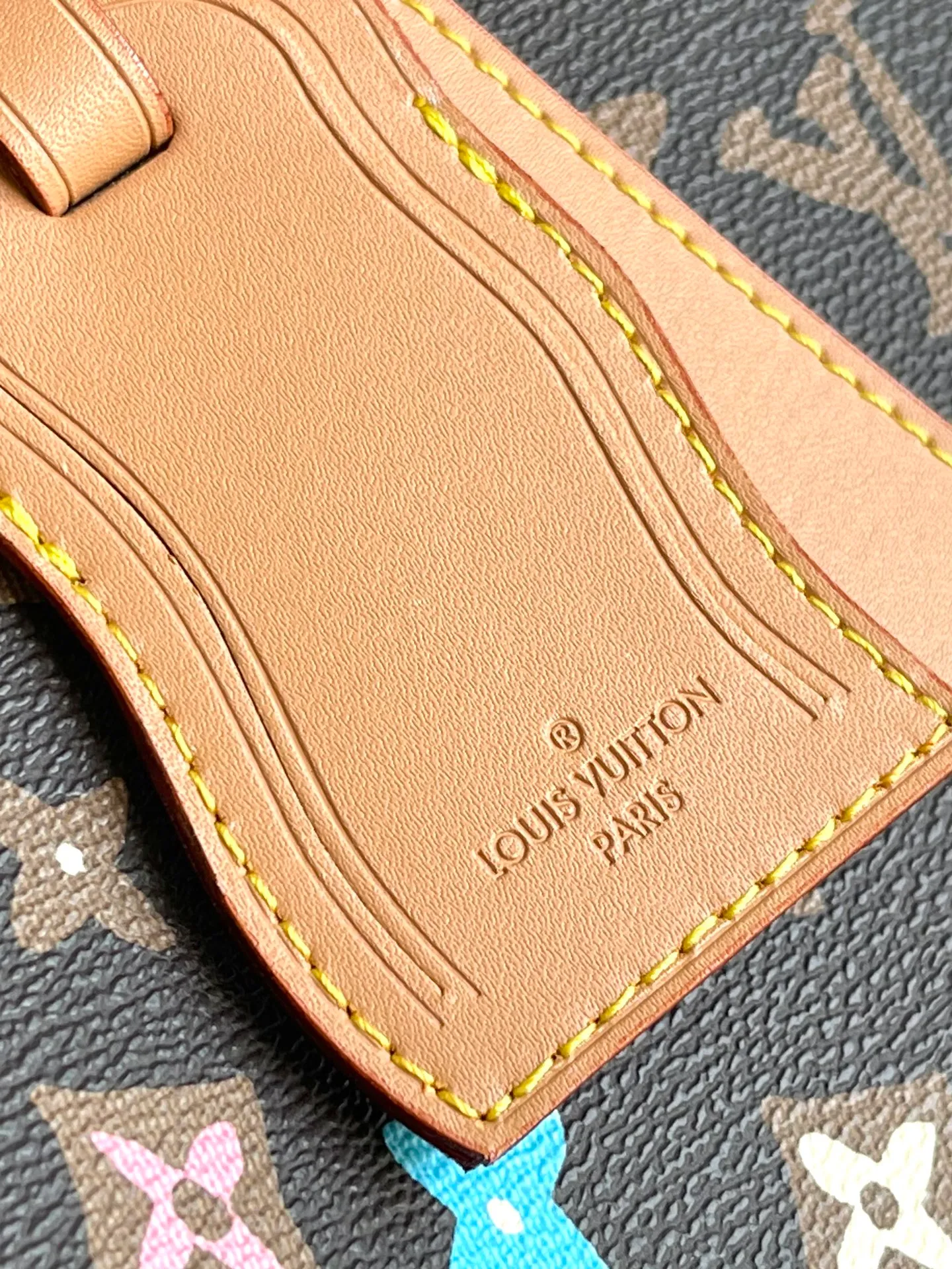 💰1180 Top original order M24901 KEEPALL BANDOULIERE This Keepall Bandouliere50 travel bag is made of colorful Monogram Craggy canvas, showing Tyler's hand-painted Monogram pattern, daisies and hard dog elements. Fine cow leather wraps the top handles, side straps, detachable shoulder strap and detachable wave-effect nameplate. Dimensions: 50 × 29 × 26 cm