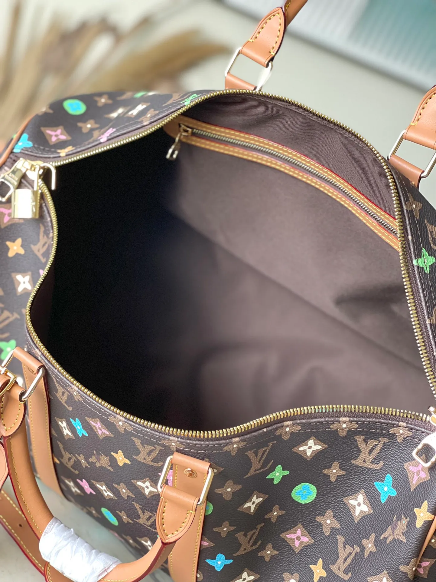 💰1180 Top original order M24901 KEEPALL BANDOULIERE This Keepall Bandouliere50 travel bag is made of colorful Monogram Craggy canvas, showing Tyler's hand-painted Monogram pattern, daisies and hard dog elements. Fine cow leather wraps the top handles, side straps, detachable shoulder strap and detachable wave-effect nameplate. Dimensions: 50 × 29 × 26 cm