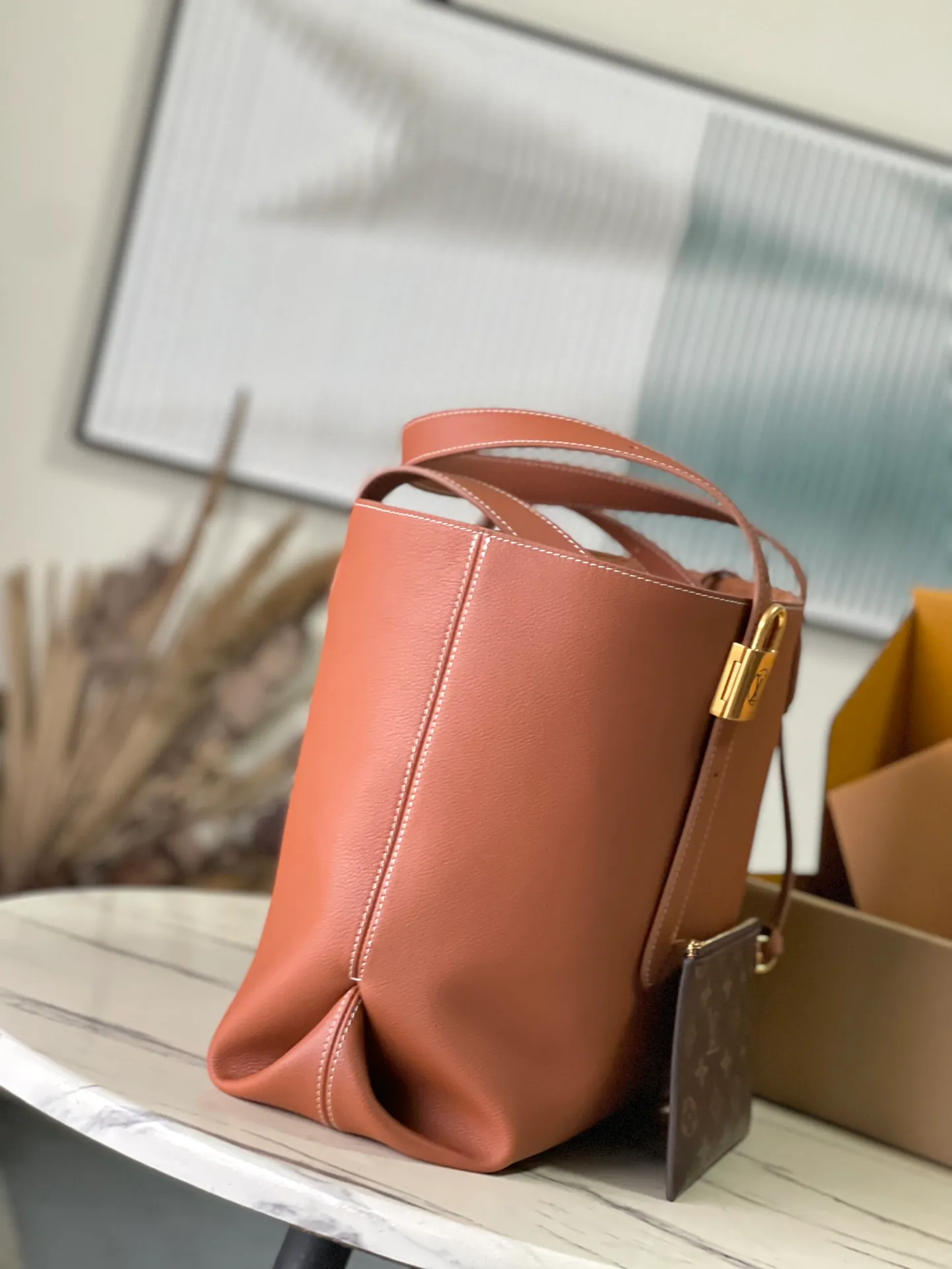 💰1340 (top layer leather) top original order M25342 caramel color This medium-sized Low Key Cabas handbag is wrapped in soft grained cow leather and lined with suede leather, creating a gorgeous style with ingenuity. The brand's iconic padlock demonstrates an eclectic mix of elegant aesthetics and security features. The adjustable handle enables you to switch between hand-held and long- or short-shoulder carry. Dimensions: 47 × 30 × 14 cm