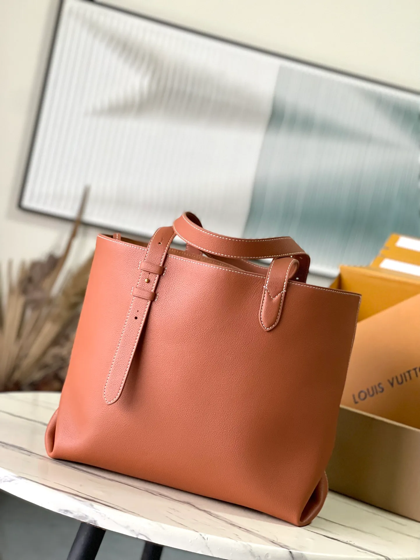 💰1340 (top layer leather) top original order M25342 caramel color This medium-sized Low Key Cabas handbag is wrapped in soft grained cow leather and lined with suede leather, creating a gorgeous style with ingenuity. The brand's iconic padlock demonstrates an eclectic mix of elegant aesthetics and security features. The adjustable handle enables you to switch between hand-held and long- or short-shoulder carry. Dimensions: 47 × 30 × 14 cm