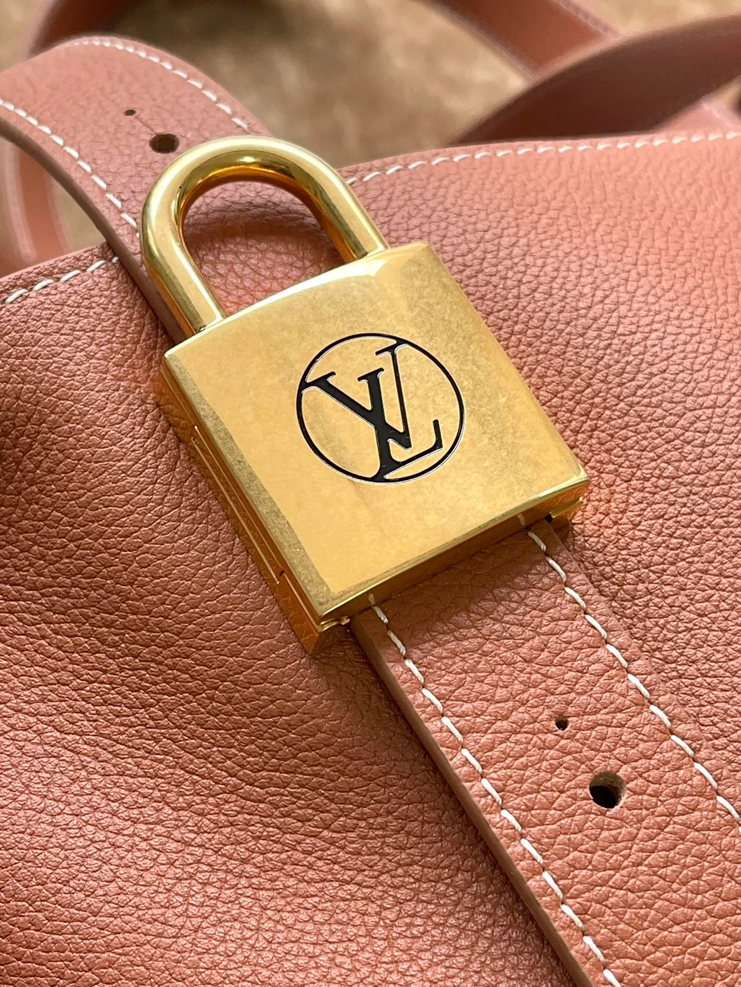 💰1340 (top layer leather) top original order M25342 caramel color This medium-sized Low Key Cabas handbag is wrapped in soft grained cow leather and lined with suede leather, creating a gorgeous style with ingenuity. The brand's iconic padlock demonstrates an eclectic mix of elegant aesthetics and security features. The adjustable handle enables you to switch between hand-held and long- or short-shoulder carry. Dimensions: 47 × 30 × 14 cm