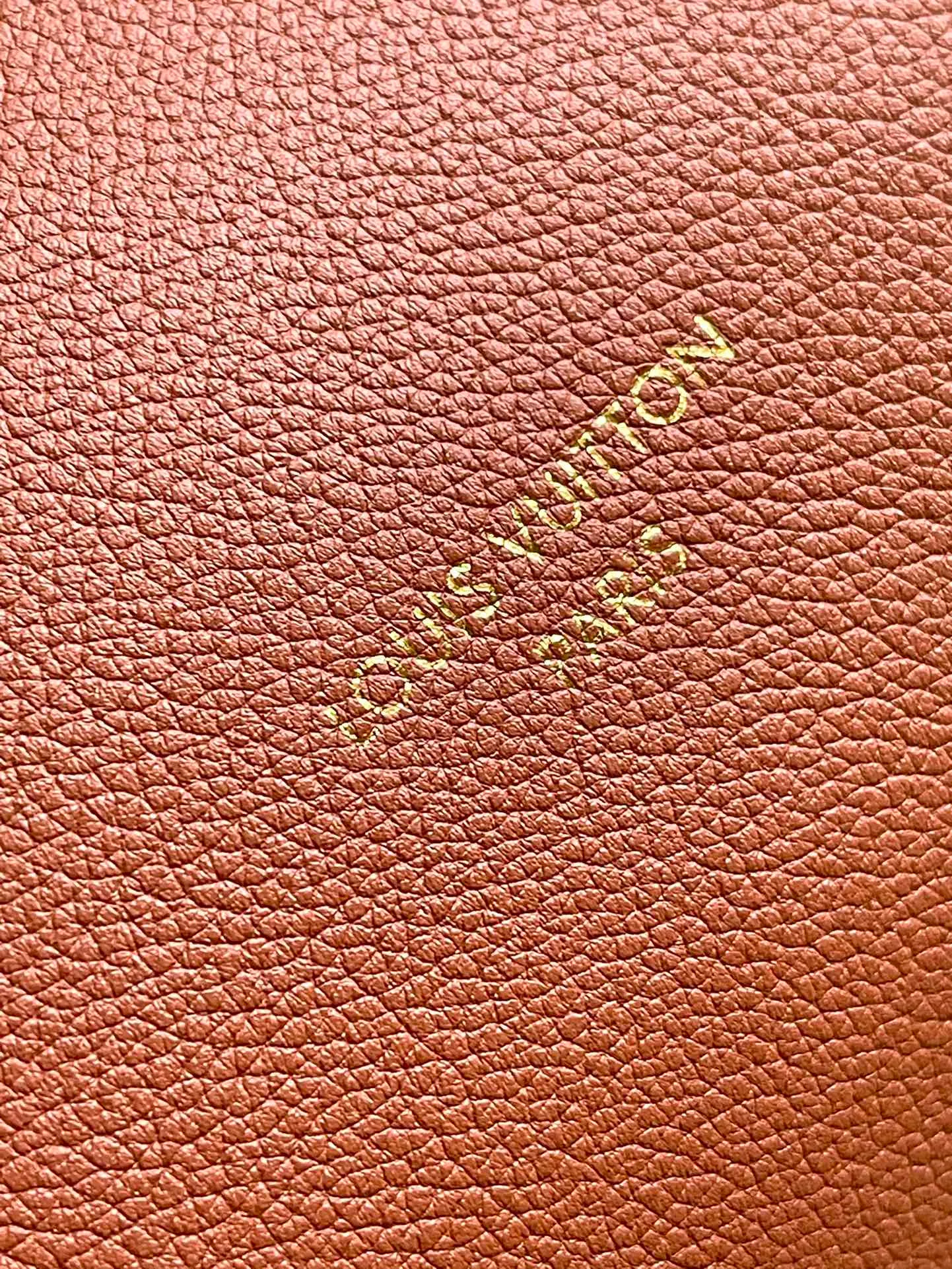 💰1340 (top layer leather) top original order M25342 caramel color This medium-sized Low Key Cabas handbag is wrapped in soft grained cow leather and lined with suede leather, creating a gorgeous style with ingenuity. The brand's iconic padlock demonstrates an eclectic mix of elegant aesthetics and security features. The adjustable handle enables you to switch between hand-held and long- or short-shoulder carry. Dimensions: 47 × 30 × 14 cm