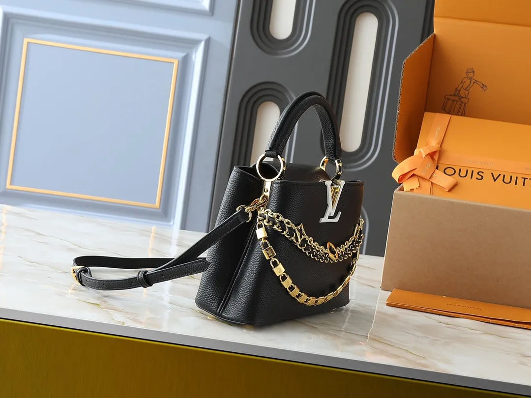 💰420💰Guangzhou goods Upgraded original M12345 M12346 M12279 M11908 M11906 This Capucines BB handbag is from the Trilogy series, using Taurillon cow leather and dazzling metal parts to convey elegant style. The gorgeous chain is embellished with a mini padlock and an enamel Monogram flower. The flap can be placed externally or internally to open multiple pockets. The sophisticated design allows for a variety of carrying experiences. Dimensions: 27.0 x 17.3 x 9.0 cm (length x height x width)