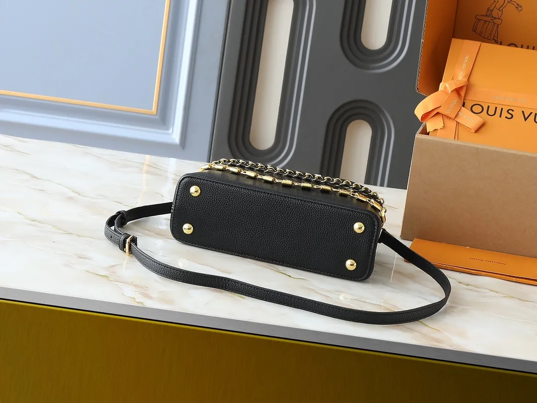 💰420💰Guangzhou goods Upgraded original M12345 M12346 M12279 M11908 M11906 This Capucines BB handbag is from the Trilogy series, using Taurillon cow leather and dazzling metal parts to convey elegant style. The gorgeous chain is embellished with a mini padlock and an enamel Monogram flower. The flap can be placed externally or internally to open multiple pockets. The sophisticated design allows for a variety of carrying experiences. Dimensions: 27.0 x 17.3 x 9.0 cm (length x height x width)
