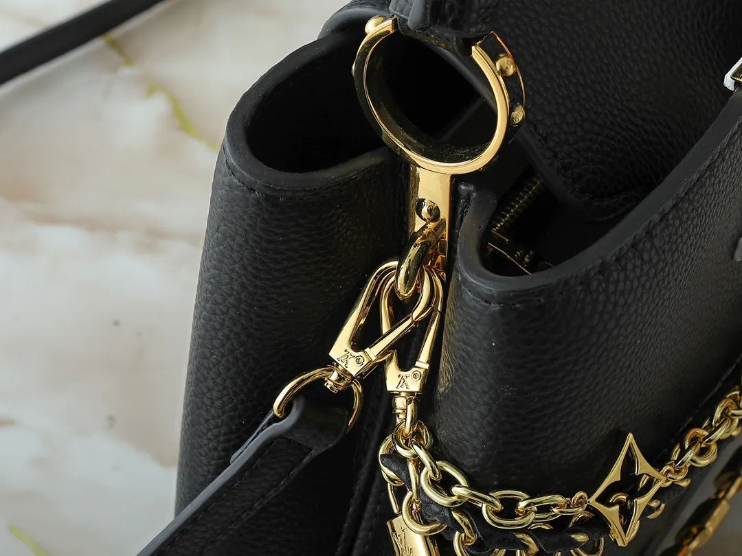 💰420💰Guangzhou goods Upgraded original M12345 M12346 M12279 M11908 M11906 This Capucines BB handbag is from the Trilogy series, using Taurillon cow leather and dazzling metal parts to convey elegant style. The gorgeous chain is embellished with a mini padlock and an enamel Monogram flower. The flap can be placed externally or internally to open multiple pockets. The sophisticated design allows for a variety of carrying experiences. Dimensions: 27.0 x 17.3 x 9.0 cm (length x height x width)