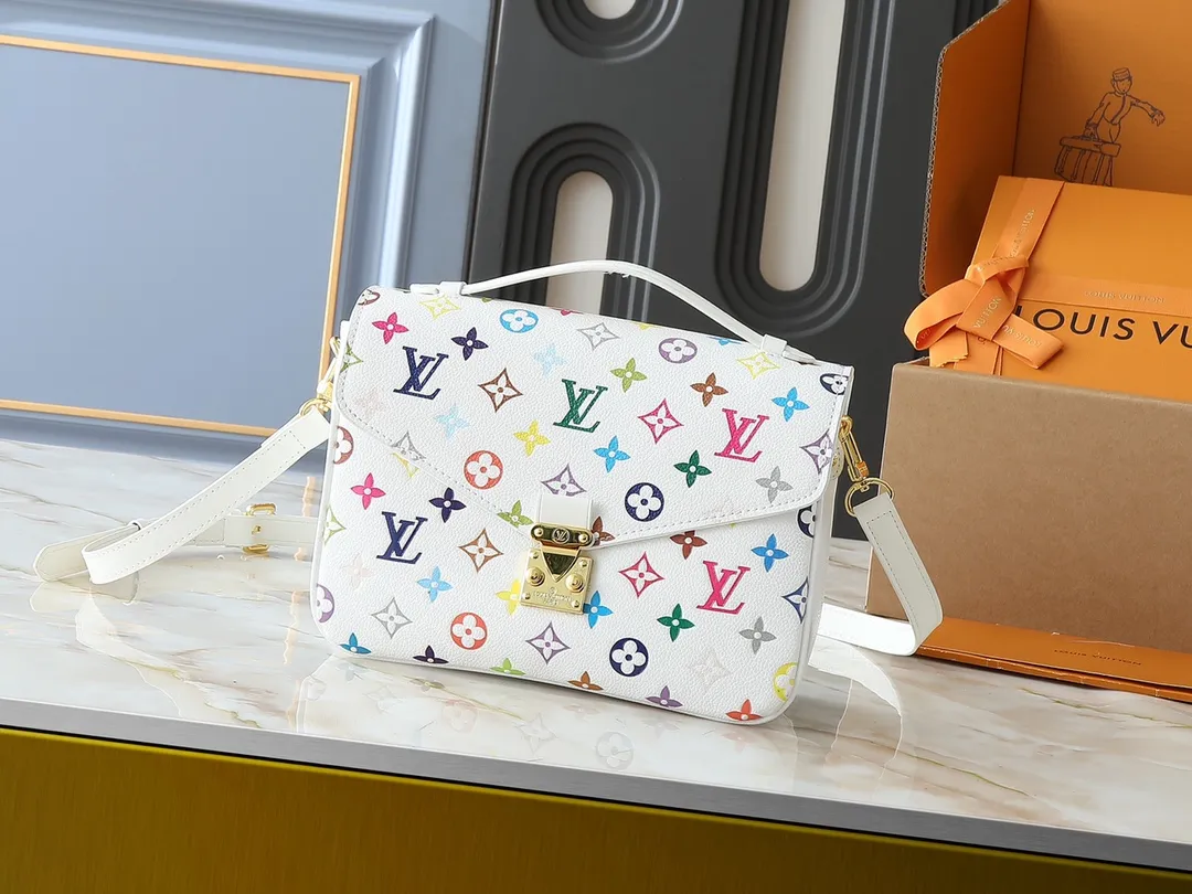 💰260💰Upgraded from the original M40780 M41487 Takashi Murakami co-branded POCHETTE MÉTIS handbag. The Pochette Métis handbag interprets the classic college backpack with a restrained yet ingenious design. Soft Monogram Empreinte leather creates a compact and flexible structure that hides plenty of space. Dimensions: 25 x 19 x 7 cm (length x height x width)