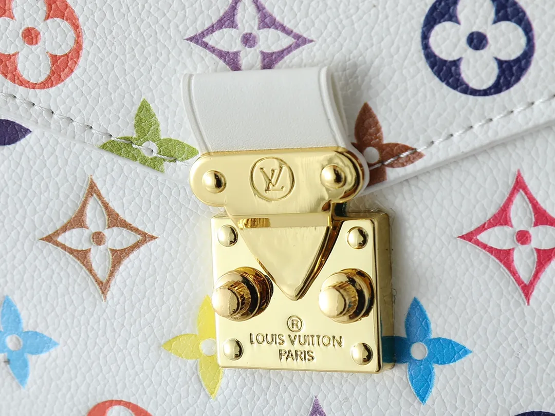 💰260💰Upgraded from the original M40780 M41487 Takashi Murakami co-branded POCHETTE MÉTIS handbag. The Pochette Métis handbag interprets the classic college backpack with a restrained yet ingenious design. Soft Monogram Empreinte leather creates a compact and flexible structure that hides plenty of space. Dimensions: 25 x 19 x 7 cm (length x height x width)