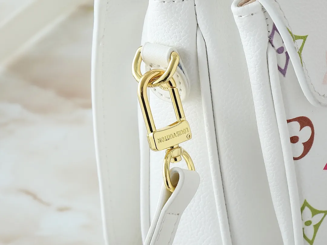 💰260💰Upgraded from the original M40780 M41487 Takashi Murakami co-branded POCHETTE MÉTIS handbag. The Pochette Métis handbag interprets the classic college backpack with a restrained yet ingenious design. Soft Monogram Empreinte leather creates a compact and flexible structure that hides plenty of space. Dimensions: 25 x 19 x 7 cm (length x height x width)