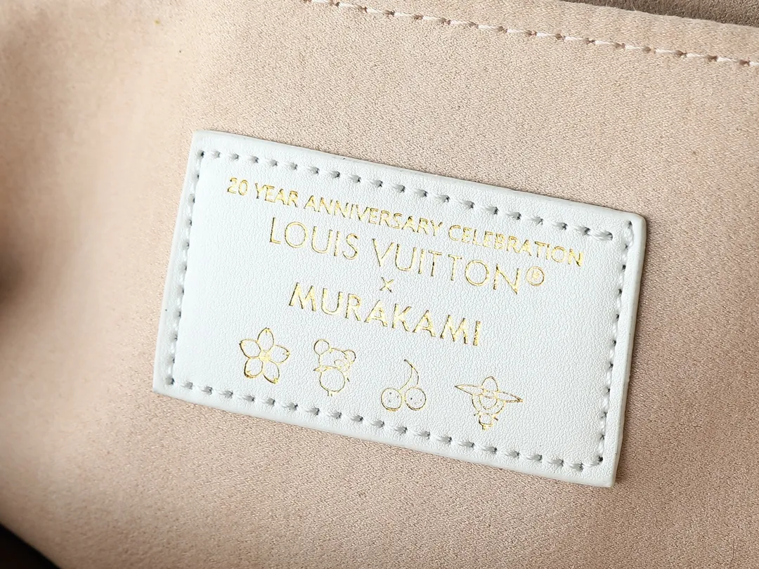 💰260💰Upgraded from the original M40780 M41487 Takashi Murakami co-branded POCHETTE MÉTIS handbag. The Pochette Métis handbag interprets the classic college backpack with a restrained yet ingenious design. Soft Monogram Empreinte leather creates a compact and flexible structure that hides plenty of space. Dimensions: 25 x 19 x 7 cm (length x height x width)