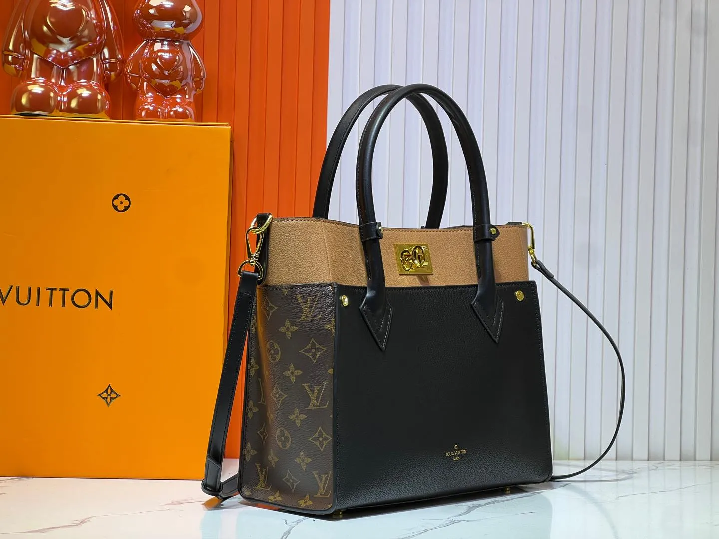Batch 340💰Upgraded original version [M53826 black embroidery M53825 apricot embroidery M53824 MM53823 presbyopia with black]🔥On My Side handbag shows the elegant fusion of calfskin and classic Monogram canvas. Contrasting canvas shapes the large outer pocket, creating a trompe l'oeil effect as if two handbags merge into one. Plenty of space can easily accommodate office needs, and the adjustable shoulder strap allows for a cross-body style. Dimensions: 30.5 x 24.5 x 14 cm (Length x Height x Width) - Calfskin and Monogram coated canvas - Cowhide leather trim - Microfiber lining - 2 top handles for hand or elbow carry - Adjustable shoulder strap for shoulder or cross-body wear - Lock closure - 2 outer pockets with magnetic closure - Zip pocket - 1 patch pocket