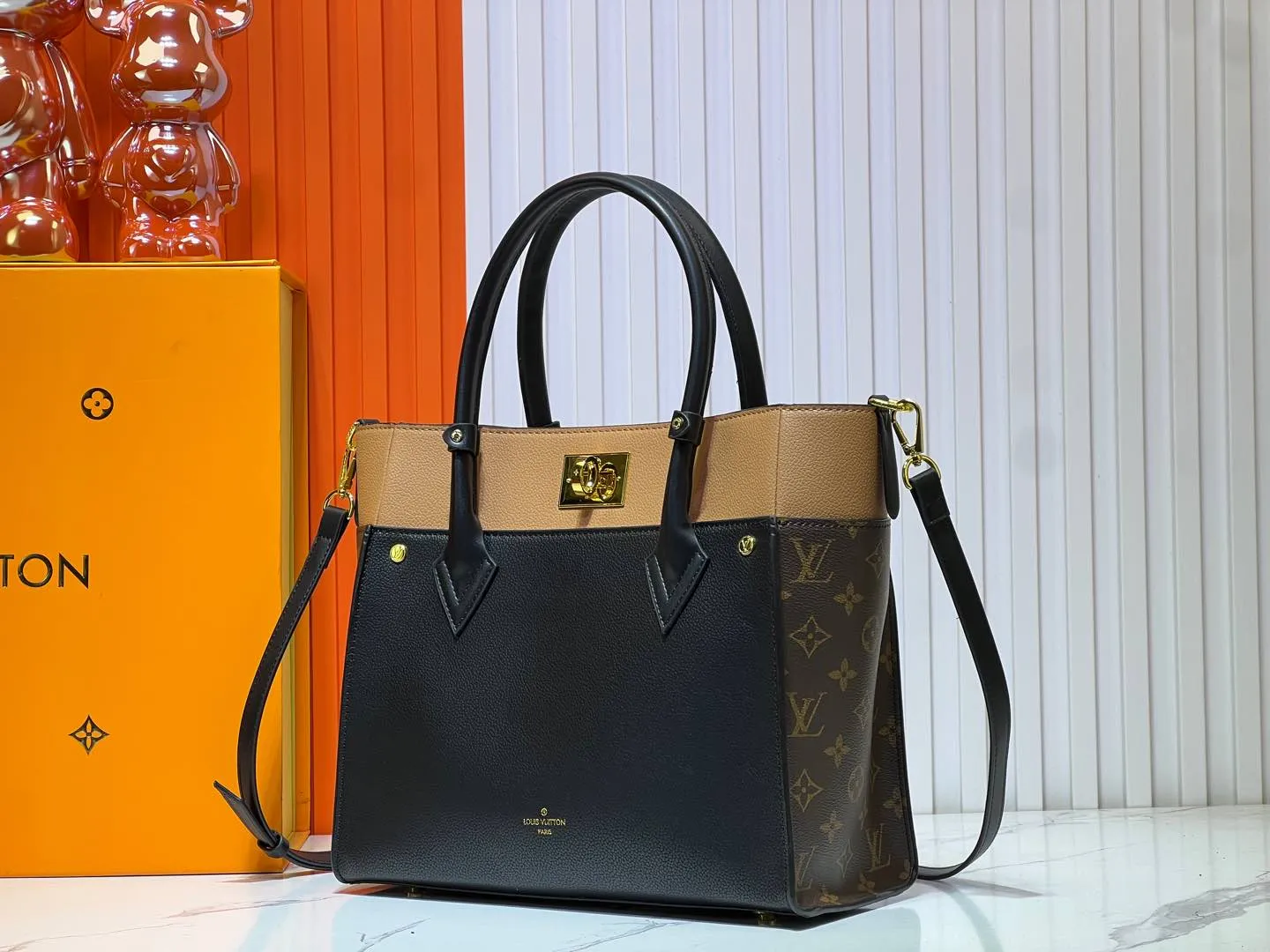 Batch 340💰Upgraded original version [M53826 black embroidery M53825 apricot embroidery M53824 MM53823 presbyopia with black]🔥On My Side handbag shows the elegant fusion of calfskin and classic Monogram canvas. Contrasting canvas shapes the large outer pocket, creating a trompe l'oeil effect as if two handbags merge into one. Plenty of space can easily accommodate office needs, and the adjustable shoulder strap allows for a cross-body style. Dimensions: 30.5 x 24.5 x 14 cm (Length x Height x Width) - Calfskin and Monogram coated canvas - Cowhide leather trim - Microfiber lining - 2 top handles for hand or elbow carry - Adjustable shoulder strap for shoulder or cross-body wear - Lock closure - 2 outer pockets with magnetic closure - Zip pocket - 1 patch pocket