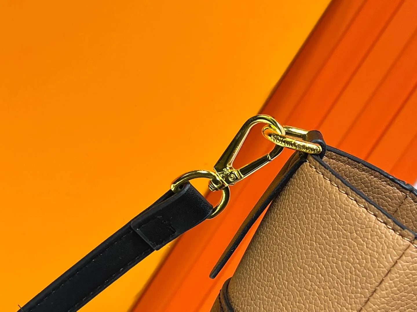 Batch 340💰Upgraded original version [M53826 black embroidery M53825 apricot embroidery M53824 MM53823 presbyopia with black]🔥On My Side handbag shows the elegant fusion of calfskin and classic Monogram canvas. Contrasting canvas shapes the large outer pocket, creating a trompe l'oeil effect as if two handbags merge into one. Plenty of space can easily accommodate office needs, and the adjustable shoulder strap allows for a cross-body style. Dimensions: 30.5 x 24.5 x 14 cm (Length x Height x Width) - Calfskin and Monogram coated canvas - Cowhide leather trim - Microfiber lining - 2 top handles for hand or elbow carry - Adjustable shoulder strap for shoulder or cross-body wear - Lock closure - 2 outer pockets with magnetic closure - Zip pocket - 1 patch pocket