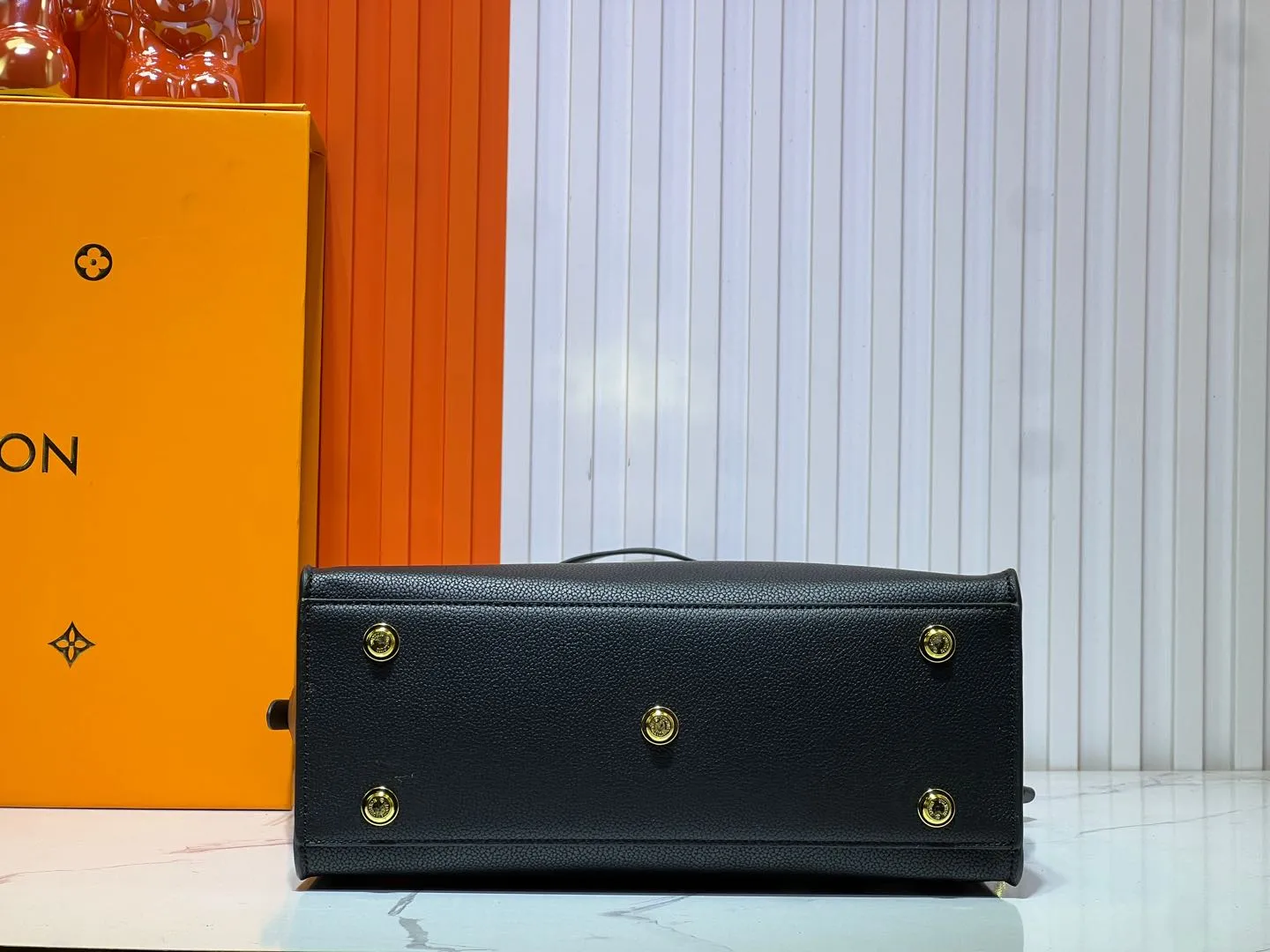Batch 340💰Upgraded original version [M53826 black embroidery M53825 apricot embroidery M53824 MM53823 presbyopia with black]🔥On My Side handbag shows the elegant fusion of calfskin and classic Monogram canvas. Contrasting canvas shapes the large outer pocket, creating a trompe l'oeil effect as if two handbags merge into one. Plenty of space can easily accommodate office needs, and the adjustable shoulder strap allows for a cross-body style. Dimensions: 30.5 x 24.5 x 14 cm (Length x Height x Width) - Calfskin and Monogram coated canvas - Cowhide leather trim - Microfiber lining - 2 top handles for hand or elbow carry - Adjustable shoulder strap for shoulder or cross-body wear - Lock closure - 2 outer pockets with magnetic closure - Zip pocket - 1 patch pocket