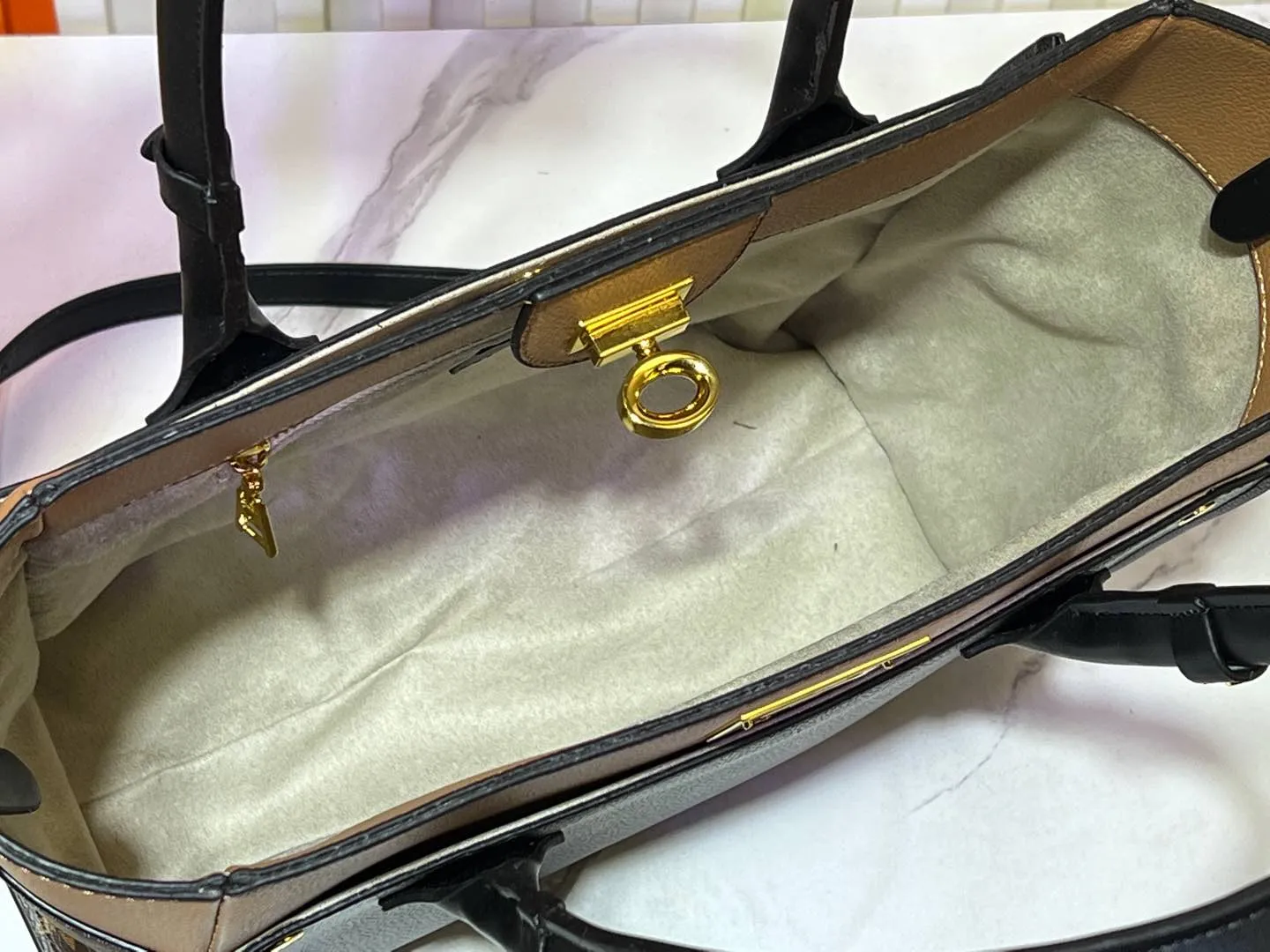 Batch 340💰Upgraded original version [M53826 black embroidery M53825 apricot embroidery M53824 MM53823 presbyopia with black]🔥On My Side handbag shows the elegant fusion of calfskin and classic Monogram canvas. Contrasting canvas shapes the large outer pocket, creating a trompe l'oeil effect as if two handbags merge into one. Plenty of space can easily accommodate office needs, and the adjustable shoulder strap allows for a cross-body style. Dimensions: 30.5 x 24.5 x 14 cm (Length x Height x Width) - Calfskin and Monogram coated canvas - Cowhide leather trim - Microfiber lining - 2 top handles for hand or elbow carry - Adjustable shoulder strap for shoulder or cross-body wear - Lock closure - 2 outer pockets with magnetic closure - Zip pocket - 1 patch pocket