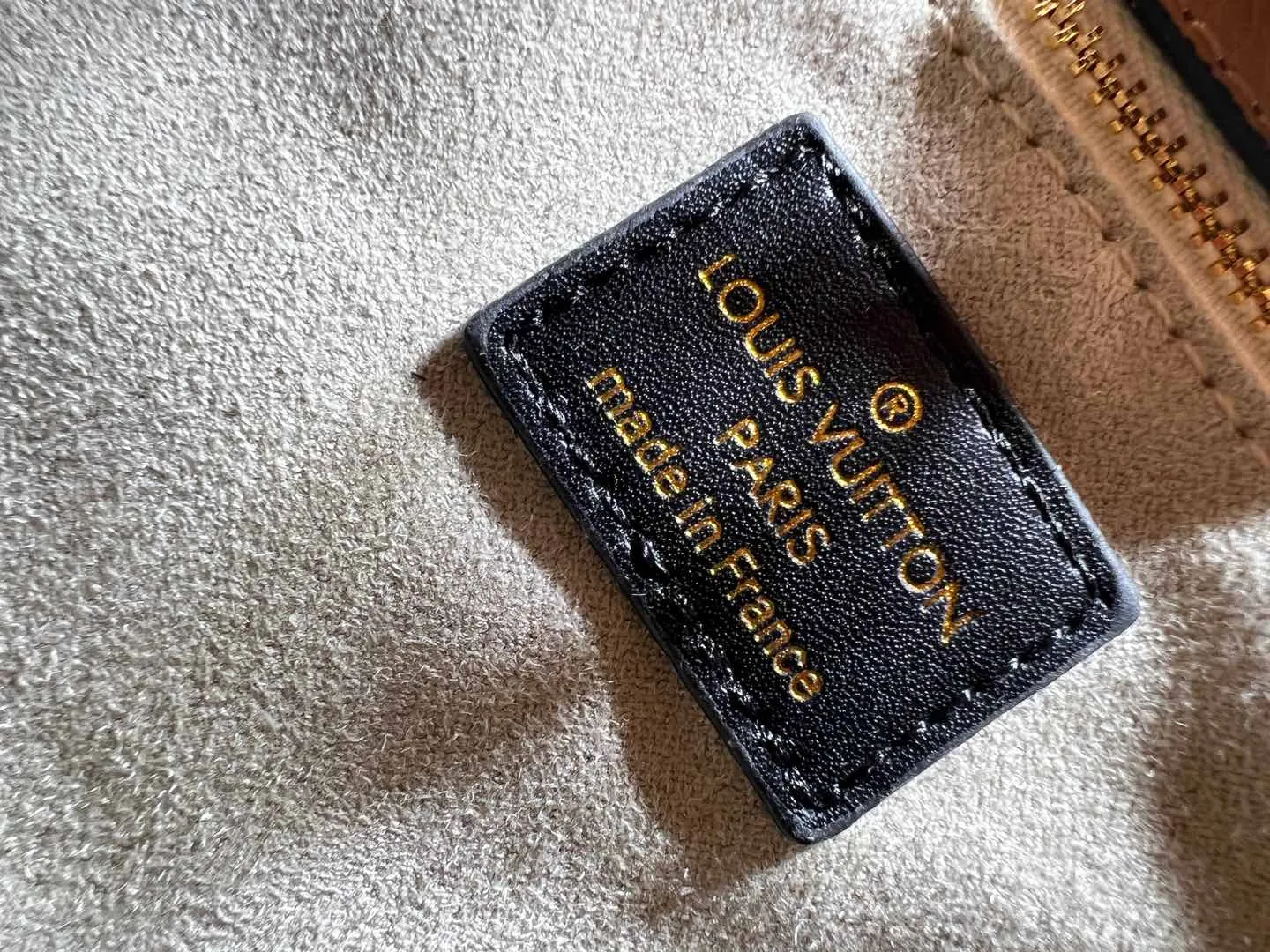 Batch 340💰Upgraded original version [M53826 black embroidery M53825 apricot embroidery M53824 MM53823 presbyopia with black]🔥On My Side handbag shows the elegant fusion of calfskin and classic Monogram canvas. Contrasting canvas shapes the large outer pocket, creating a trompe l'oeil effect as if two handbags merge into one. Plenty of space can easily accommodate office needs, and the adjustable shoulder strap allows for a cross-body style. Dimensions: 30.5 x 24.5 x 14 cm (Length x Height x Width) - Calfskin and Monogram coated canvas - Cowhide leather trim - Microfiber lining - 2 top handles for hand or elbow carry - Adjustable shoulder strap for shoulder or cross-body wear - Lock closure - 2 outer pockets with magnetic closure - Zip pocket - 1 patch pocket
