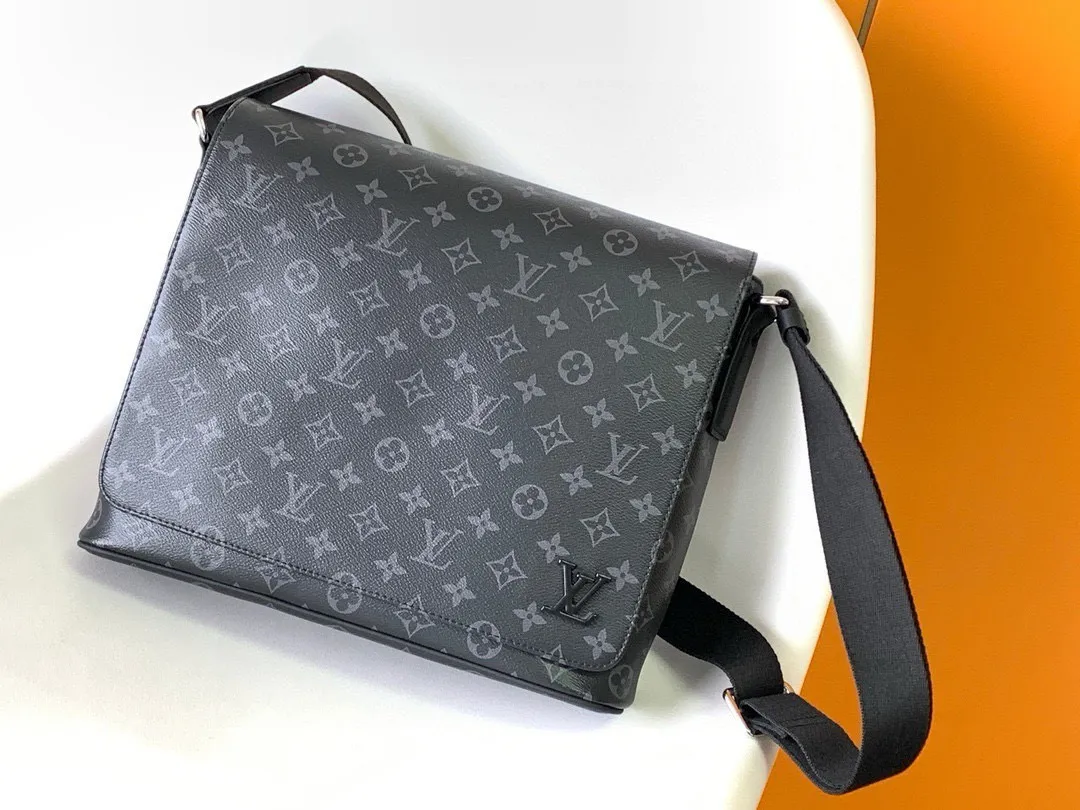 💰800 The large capacity and multi-pocket design of the top original District medium handbag allows it to hold A4 size documents, iPads and other items, making it an ideal choice for urban men. The gorgeous Damier Ebène canvas completes the look. Adjustable shoulder strap - Front compartment - Back zipper compartment - 4 flat interior pockets with two pen slots - iPad interior pocket - Cotton canvas lining! ! Model: M44001; Size: 31x27x8CM