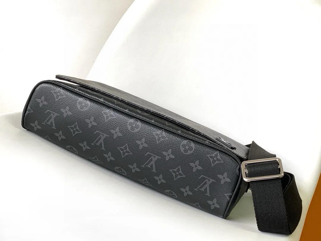 💰800 The large capacity and multi-pocket design of the top original District medium handbag allows it to hold A4 size documents, iPads and other items, making it an ideal choice for urban men. The gorgeous Damier Ebène canvas completes the look. Adjustable shoulder strap - Front compartment - Back zipper compartment - 4 flat interior pockets with two pen slots - iPad interior pocket - Cotton canvas lining! ! Model: M44001; Size: 31x27x8CM