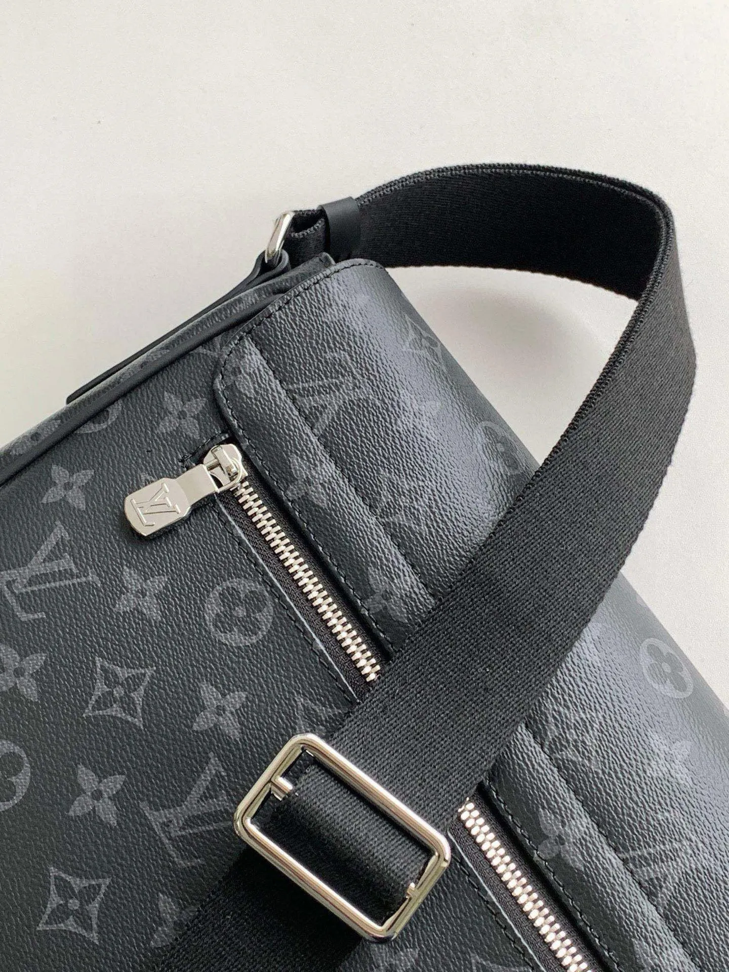 💰800 The large capacity and multi-pocket design of the top original District medium handbag allows it to hold A4 size documents, iPads and other items, making it an ideal choice for urban men. The gorgeous Damier Ebène canvas completes the look. Adjustable shoulder strap - Front compartment - Back zipper compartment - 4 flat interior pockets with two pen slots - iPad interior pocket - Cotton canvas lining! ! Model: M44001; Size: 31x27x8CM
